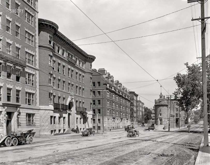 Cambridge, Massachusetts, circa 1911. "The 'Gold Coast' -- Dormitories of wealthy students." Mount Auburn Street, with Ridgely Hall and Claverly Hall on the left; the whimsical Harvard Lampoon building on the right. 8x10 inch glass negative, Detroit Publishing Co. View full size.
