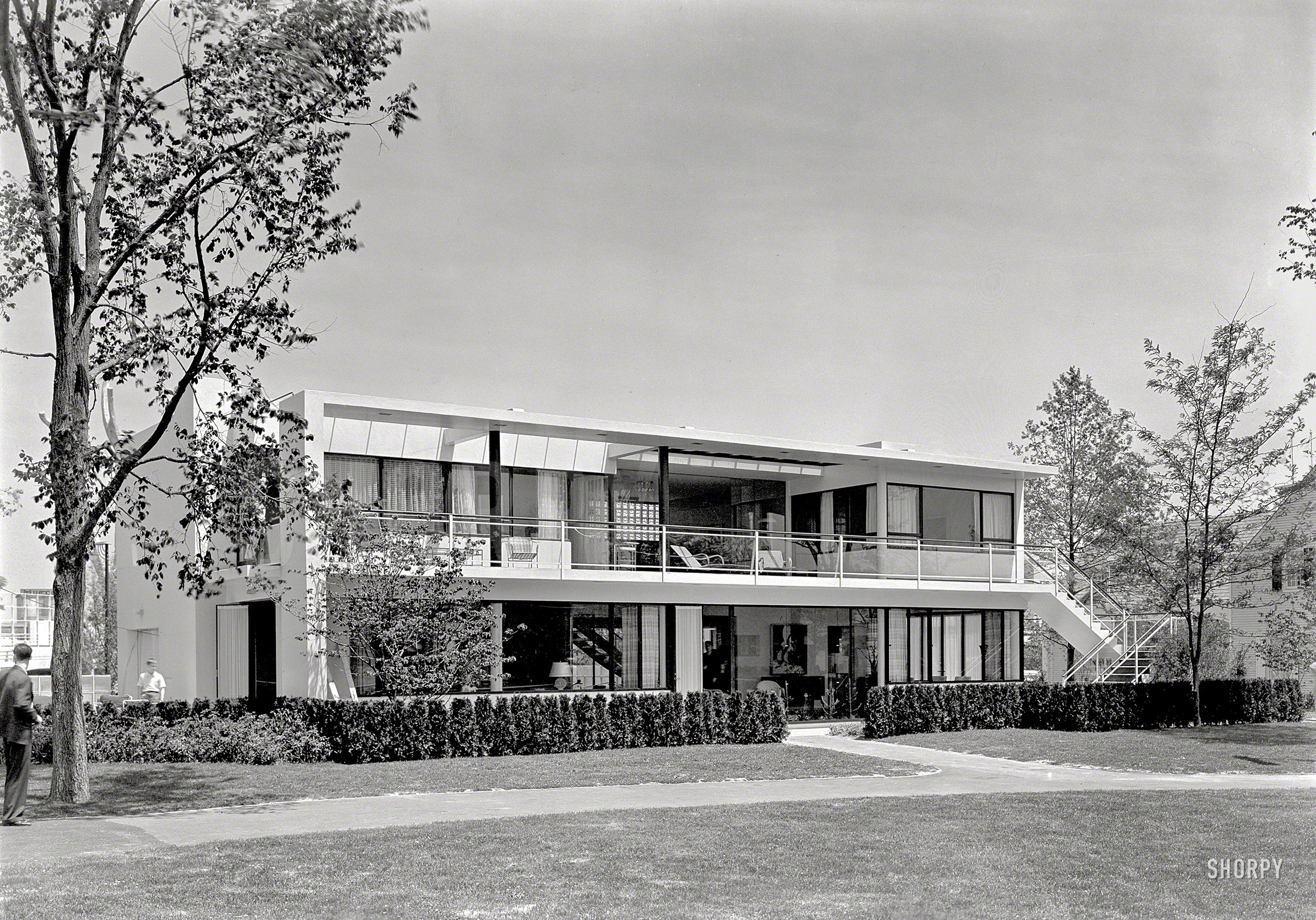 June 12, 1939. "New York World's Fair, House of Glass. General exterior (rear). Landefeld & Hatch, architect." Our first exterior view of this crystal palace. 5x7 inch Agfa safety negative by Gottscho-Schleisner. View full size.