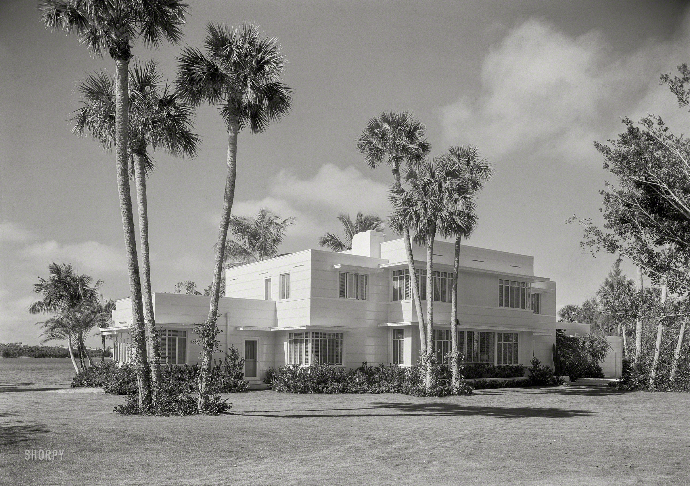 January 13, 1940. "Charles S. Payson residence in Hobe Sound, Florida. Entrance facade, horizontal, windows closed. Beatrice Stewart Inc., decorator. Treanor & Fatio, architect." 5x7 acetate negative by Gottscho-Schleisner. View full size.
