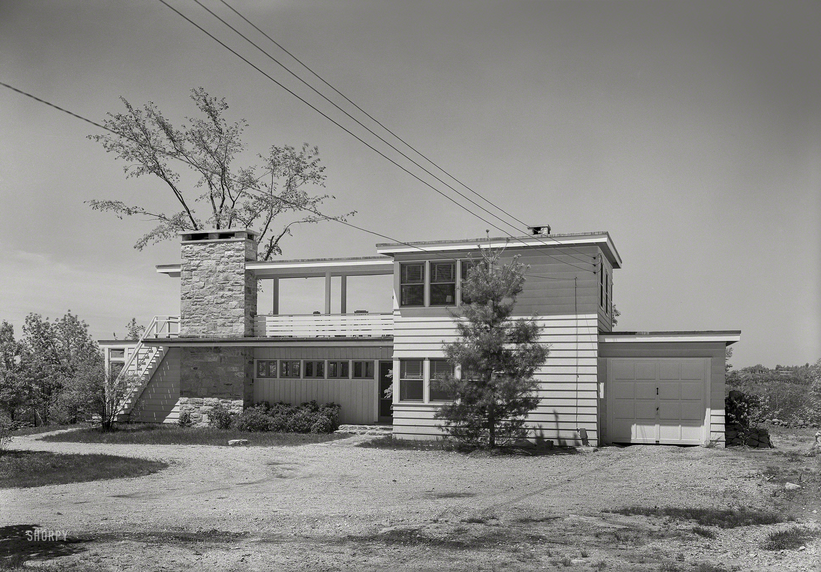 May 30, 1940. "Bertram F. Willcox residence in Pound Ridge, Westchester County, New York. Axis view, entrance facade. Moore & Hutchins, architect." Large-format acetate negative by Gottscho-Schleisner.  View full size.