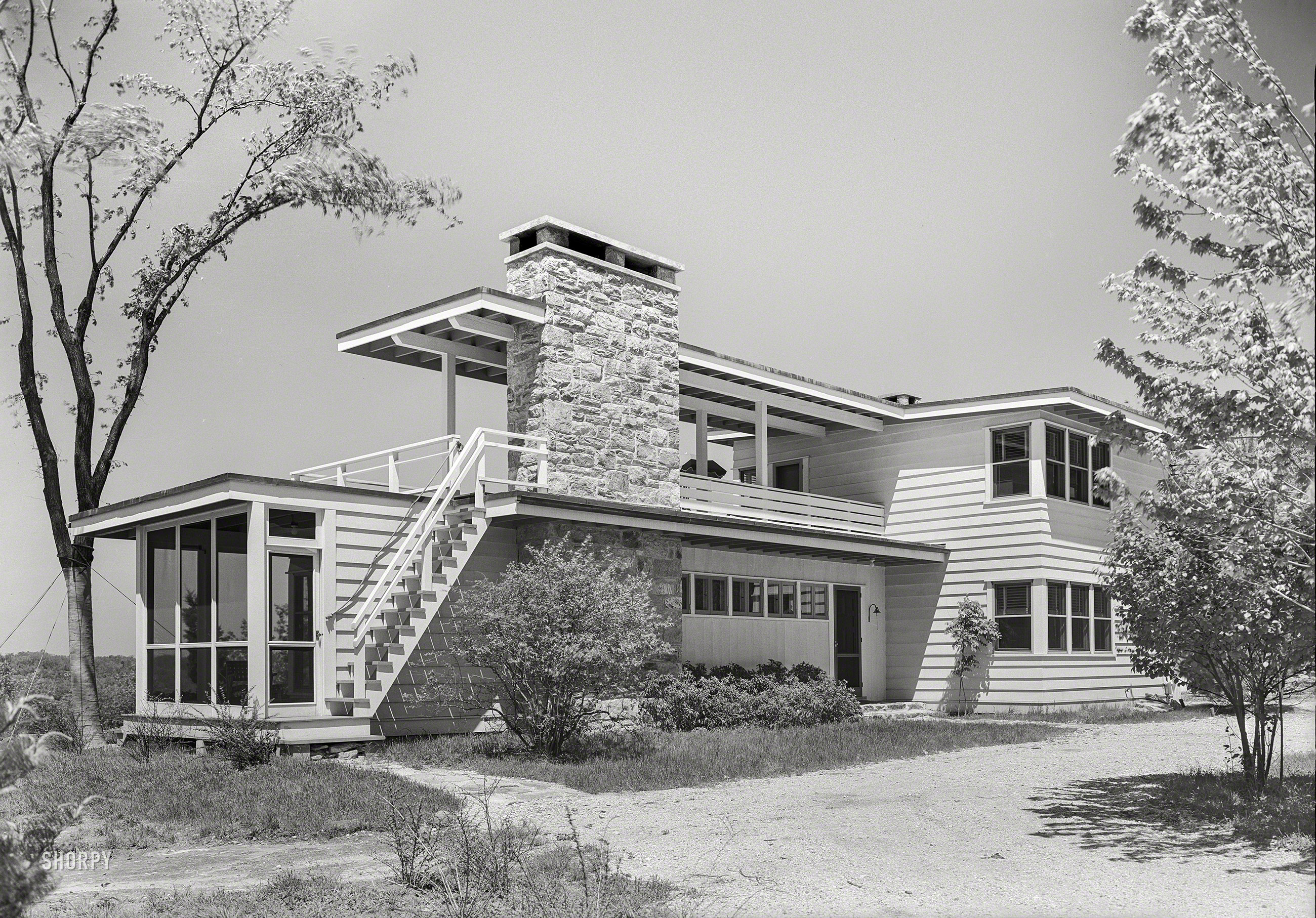 May 30, 1940. "Bertram F. Willcox residence in Pound Ridge, Westchester County, New York. Outside stairs to upper deck. Moore & Hutchins, architect." Large-format acetate negative by Gottscho-Schleisner. View full size.