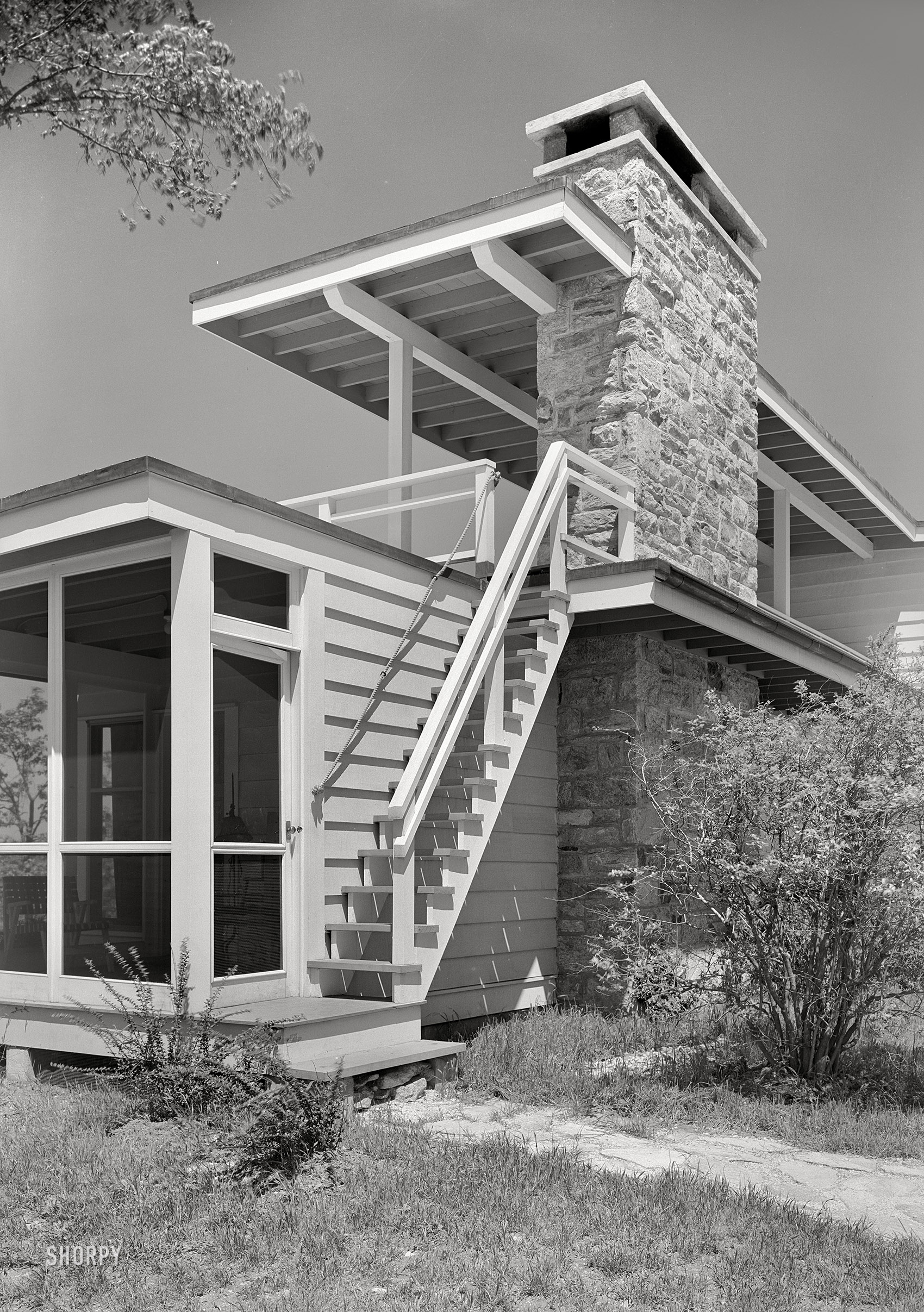 May 30, 1940. "Bertram F. Willcox residence in Pound Ridge, Westchester County, New York. Detail of outside stairs to upper deck. Moore & Hutchins, architect." Large-format acetate negative by Gottscho-Schleisner. View full size.