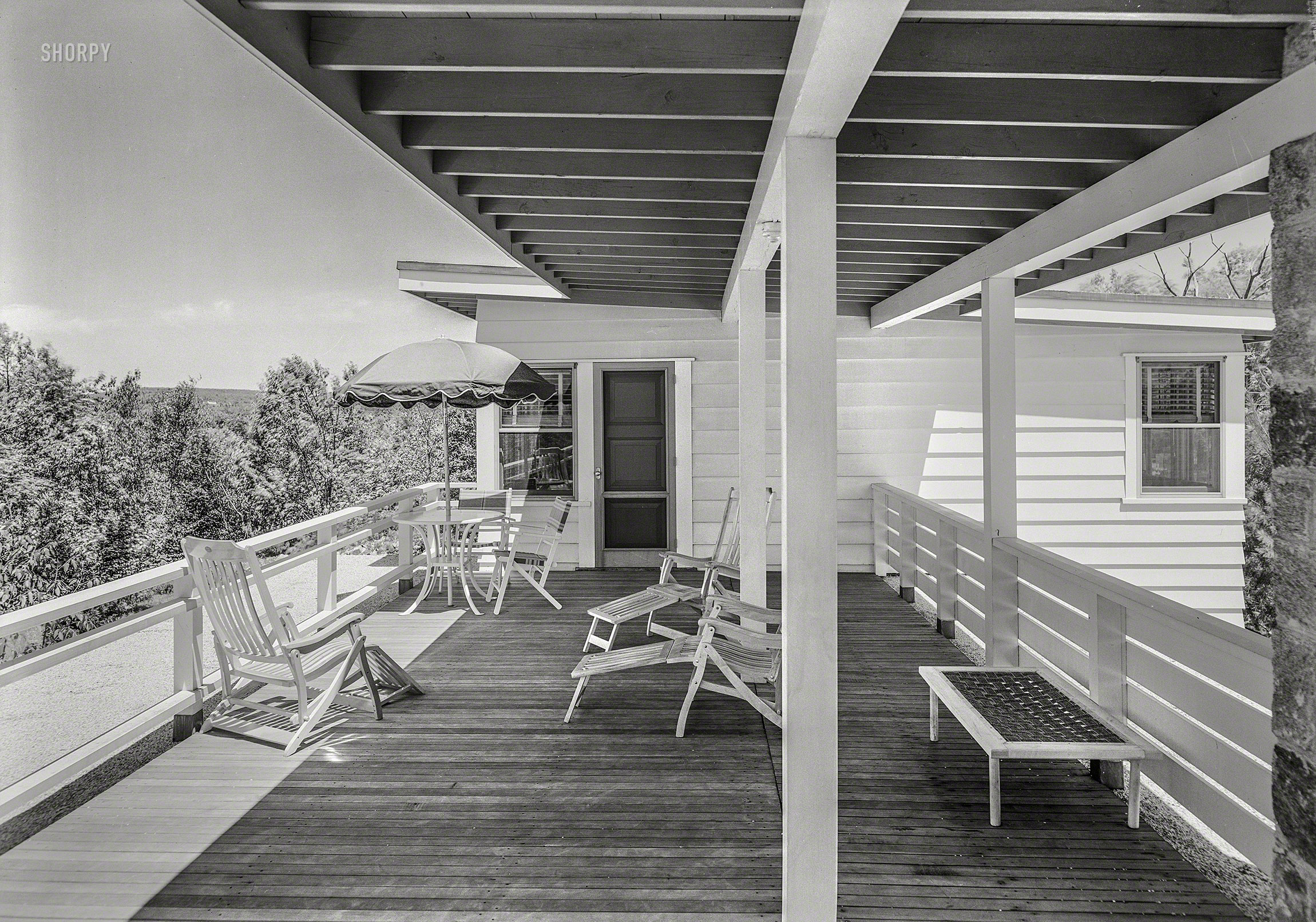 May 30, 1940. "Bertram F. Willcox residence in Pound Ridge, Westchester County, New York. Upper deck. Moore & Hutchins, architect." The house last seen here. Large-format acetate negative by Gottscho-Schleisner. View full size.