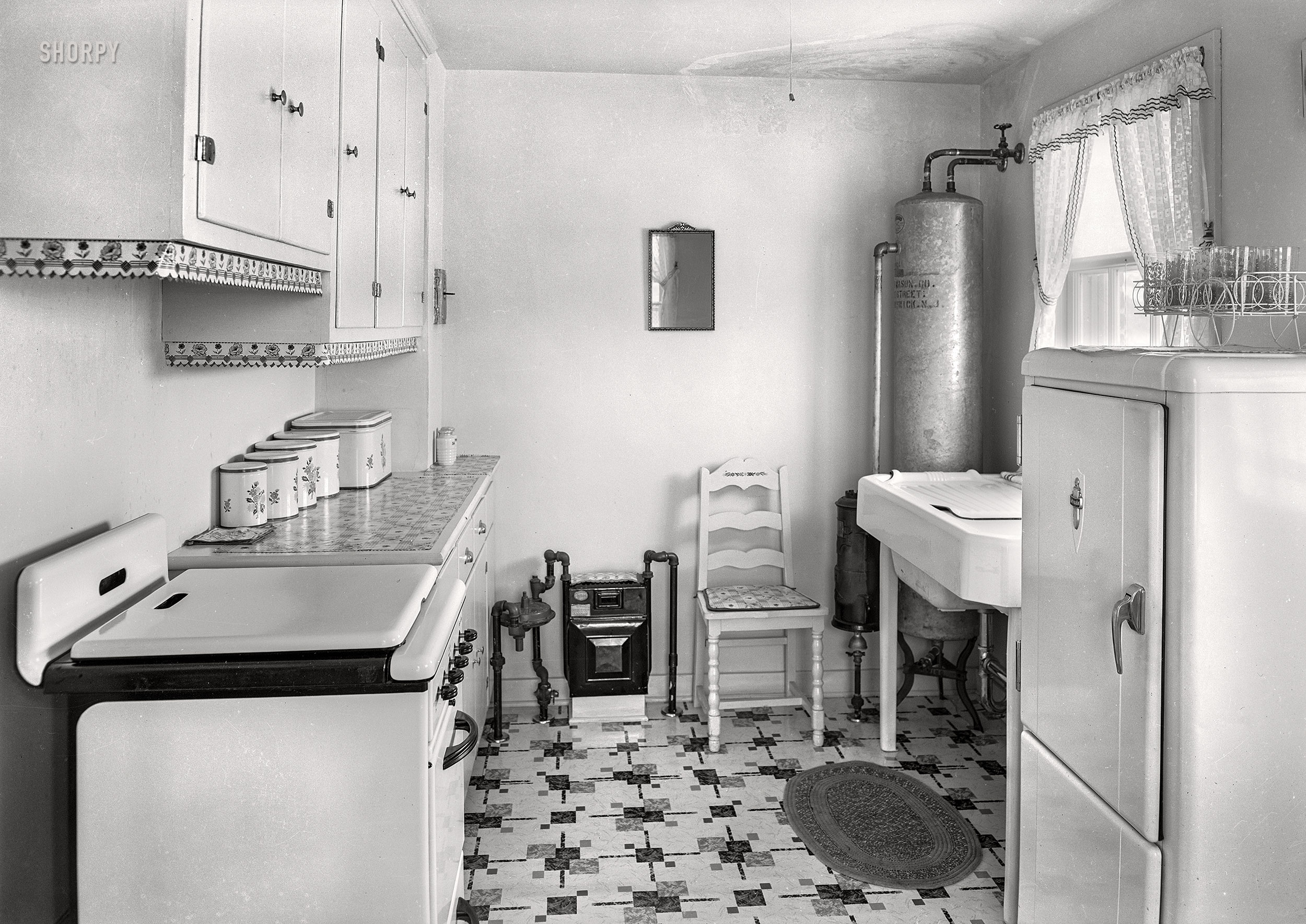September 4, 1940. Middlesex County, New Jersey. "New Brunswick Housing Authority. Reed Court, Apartment J, kitchen." 5x7 inch acetate negative by Gottscho-Schleisner. View full size.