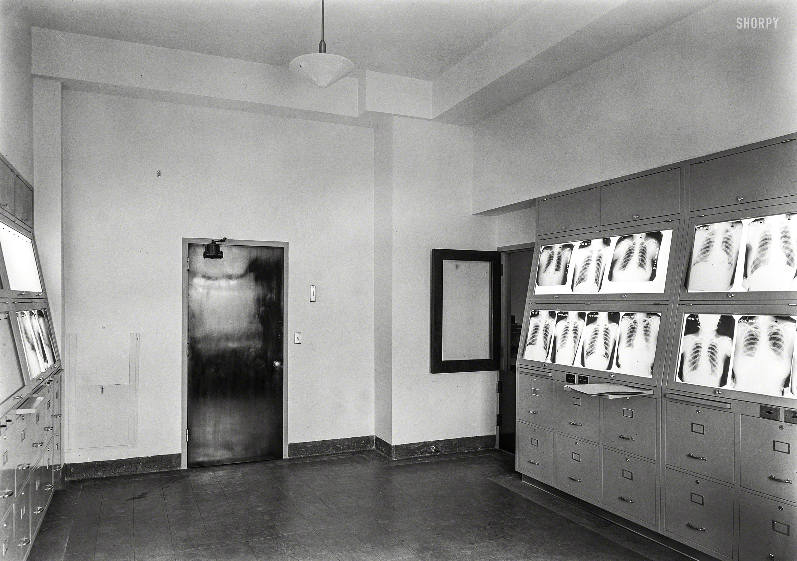 January 11, 1941. "Triboro Hospital for Tuberculosis, Parsons Boulevard, Jamaica, Queens, New York. X-Ray viewing room. Eggers & Higgins, architect." Large-format acetate negative by Gottscho-Schleisner. View full size.

