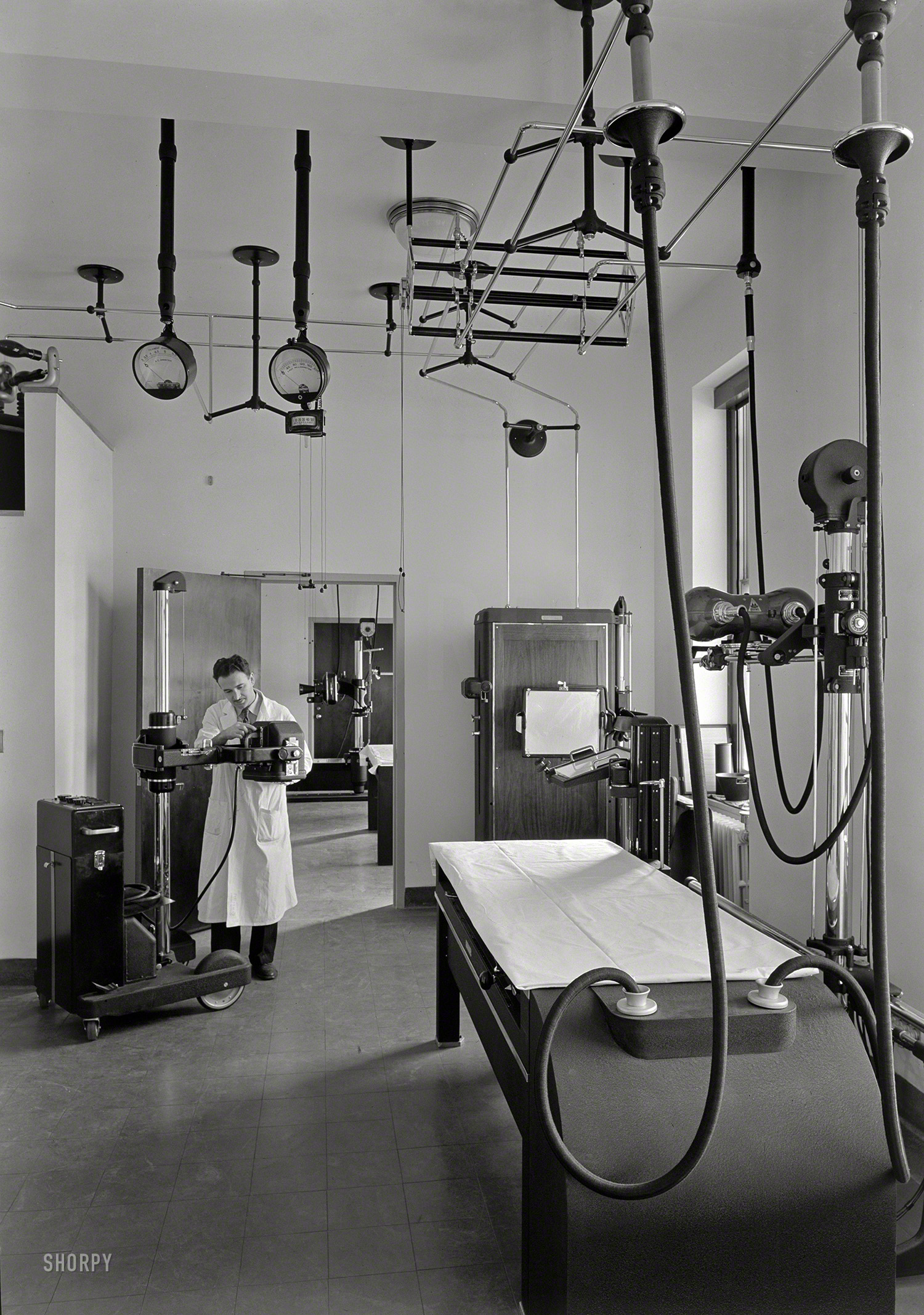 Jan. 11, 1941. "Triboro Hospital for Tuberculosis, Parsons Boulevard, Jamaica, New York. Fluoroscopy room with technician." The doctor will see through you now. 5x7 acetate negative by Gottscho-Schleisner. View full size.