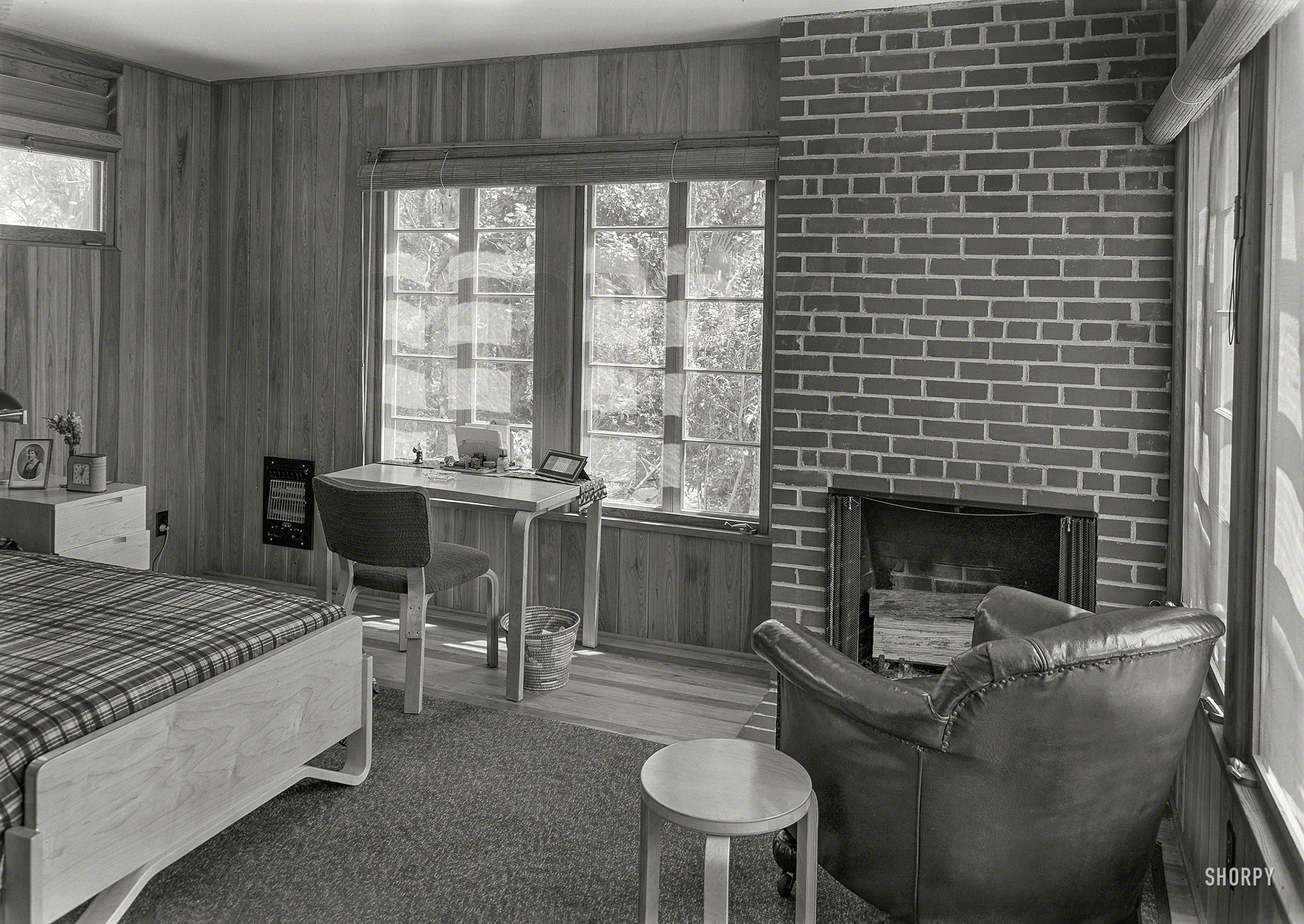 March 31, 1941. "Robert Glassford, residence in Hobe Sound, Florida. Master bedroom. Alice Morgan Carson, architect." If not quite the House of Tomorrow, at least the Bedroom of Next Wednesday. 5x7 acetate negative. View full size.