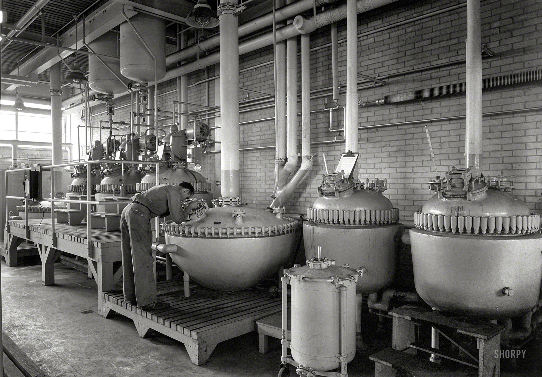 Dec. 17, 1943. "Hoffmann-LaRoche Inc., Nutley, New Jersey. Building 28. Pfaudler Co., client." Large-format negative by Gottscho-Schleisner. View full size.