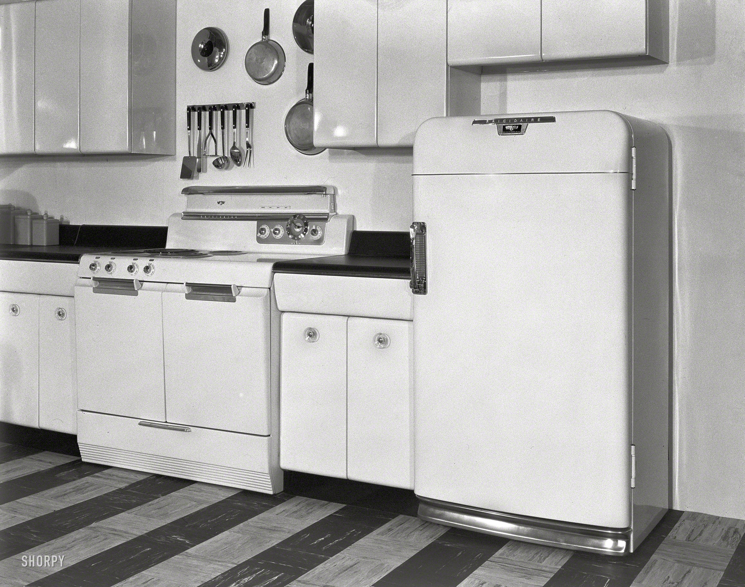 June 1, 1951. "Raymond Loewy Associates, 'Look' kitchen." Which evidently had something to do with Look magazine. Oven-range and refrigerator by Frigidaire. Large-format acetate negative by Gottscho-Schleisner. View full size.