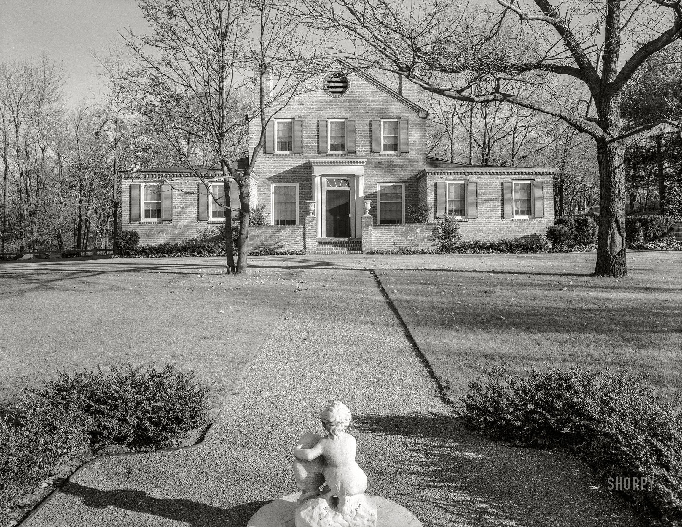 November 11, 1957. "Stedman Hanks, residence in Locust Valley, Long Island, N.Y. Axis view. Harrie Thomas Lindeberg, architect." Acetate negative by Gottscho-Schleisner. View full size.