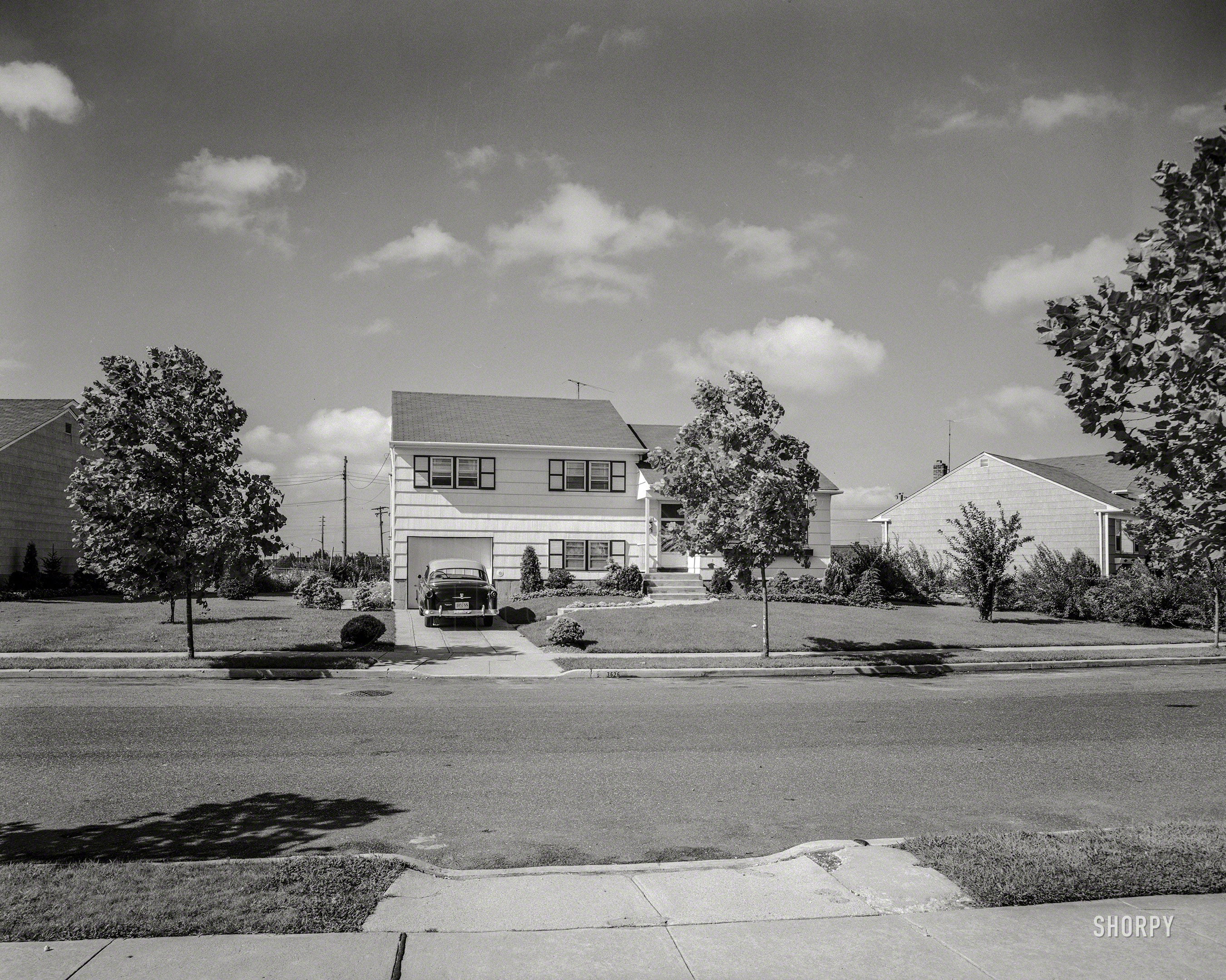 Aug. 28, 1958. "Levittown houses. Mrs. Robert Berman, residence at 3626 Regent Lane." Large-format acetate negative by Gottscho-Schleisner. View full size.