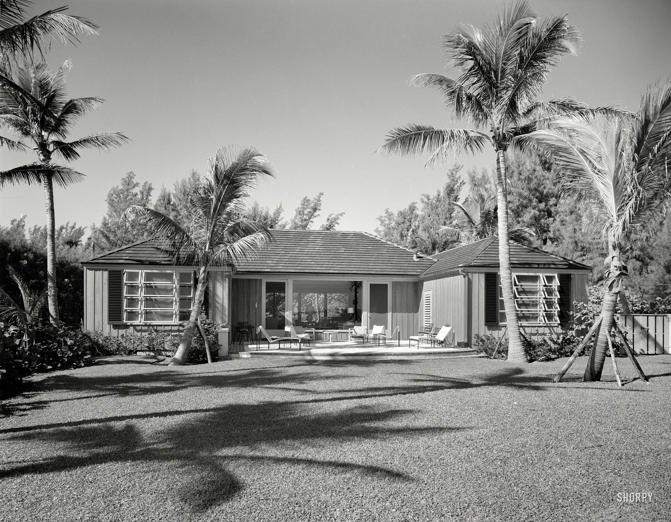 Feb. 23, 1959. "Salisbury, residence in Hobe Sound, Fla. Ocean facade. William Kemp Caler, architect. For House Beautiful." The cocktail hour commences on the patio in five minutes. 5x7 inch negative by Gottscho-Schleisner. View full size.