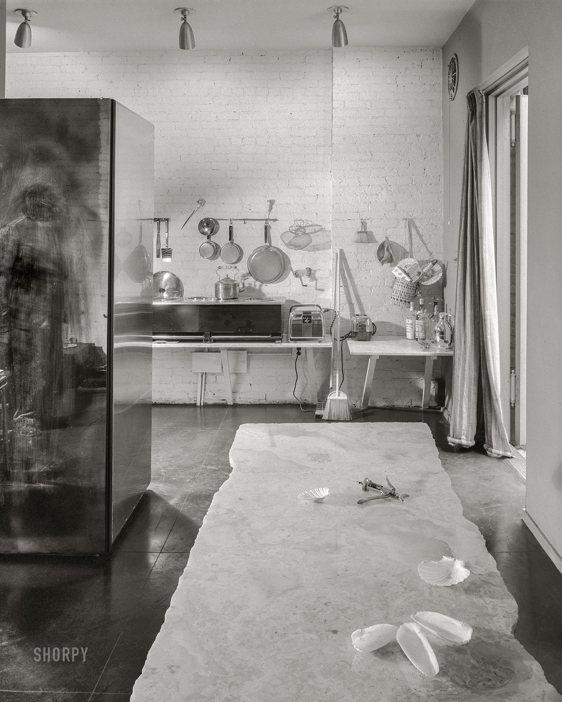 September 14, 1951. "Tillett residence at 170 E. 80th Street, New York City. Dining table." The minimalist townhouse kitchen of textile designers D.D. and Leslie Tillett. 4x5 inch acetate negative by Gottscho-Schleisner. View full size.