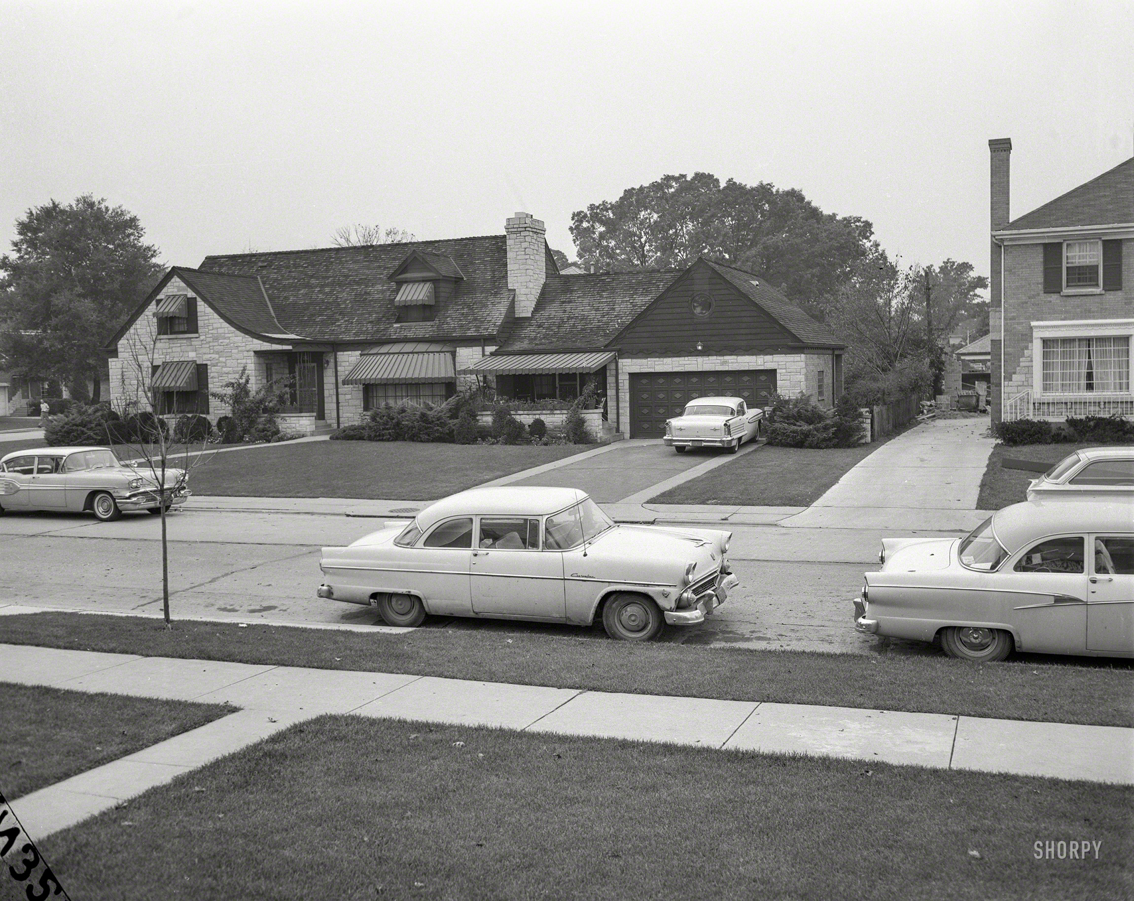 "Two-car families." Columbus, Georgia, circa 1960. Three Fords, an Oldsmobile and a Pontiac. 4x5 acetate negative from the News Archive. View full size.