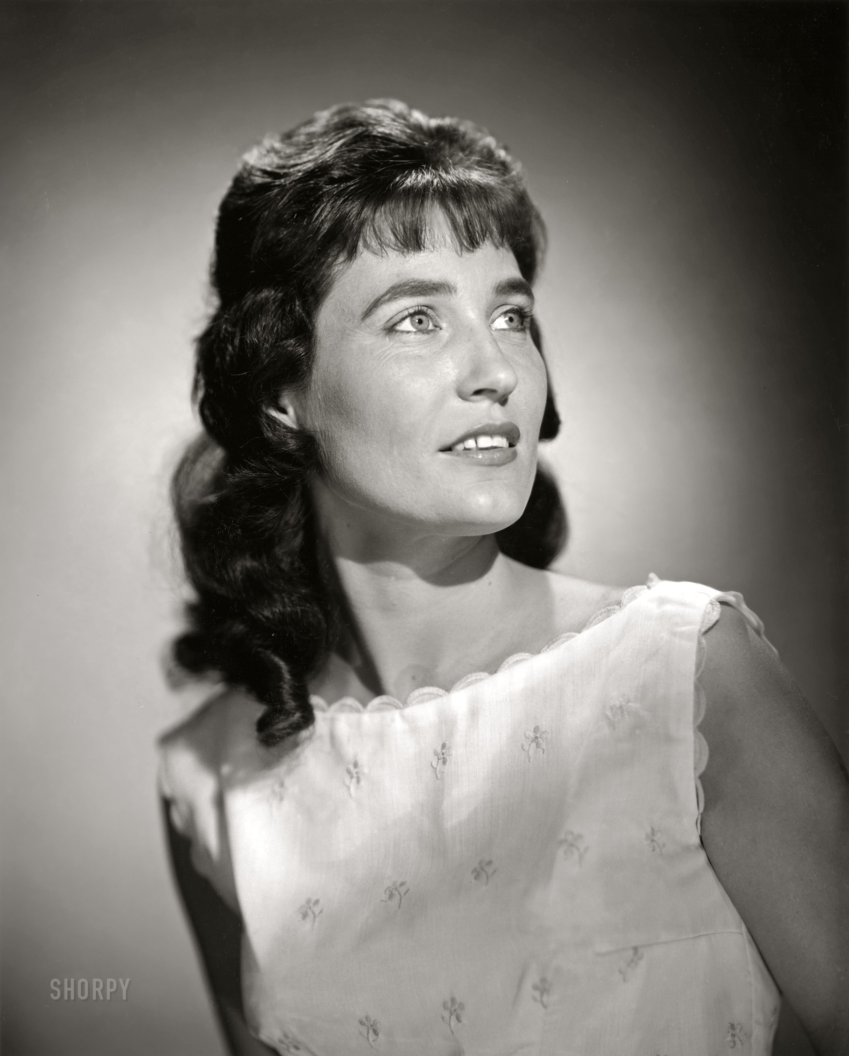 Nashville, 1962. Portrait by Walden S. Fabry. Annenberg Space for Photography. View full size.

Loretta Lynn, Country Music's
'Coal Miner's Daughter,' Is Dead at 90
&nbsp; &nbsp; &nbsp; &nbsp; NASHVILLE, Oct. 4 -- Loretta Lynn, the singer who rose from a hardscrabble upbringing to become the most significant female artist in country music history, died today at her home in Hurricane Mills. She was 90. -- Nashville Tennessean