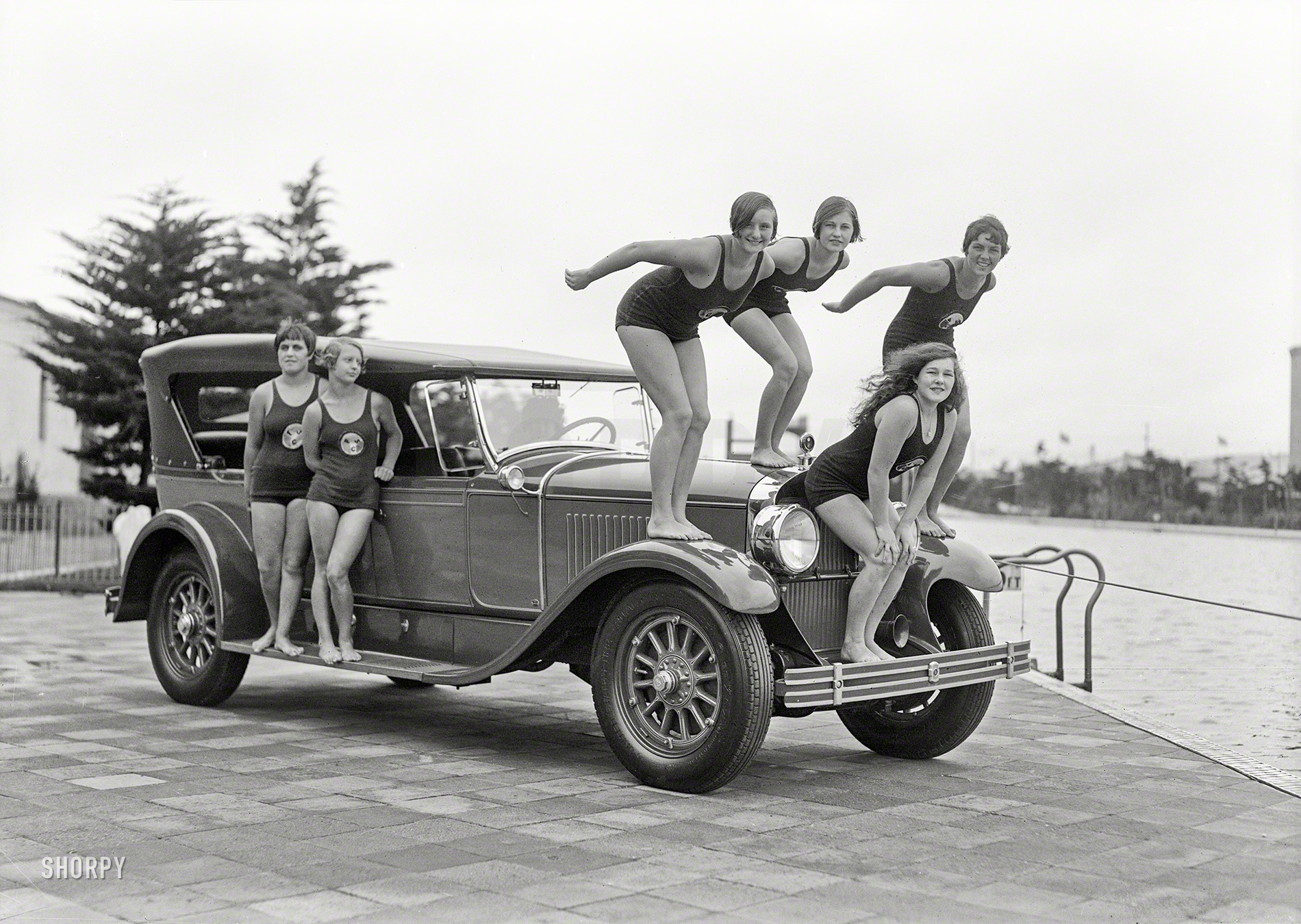 San Francisco circa 1927. "Cadillac and swimmers at Fleishhacker Pool." 5x7 glass negative formerly of the Wyland Stanley collection. View full size.