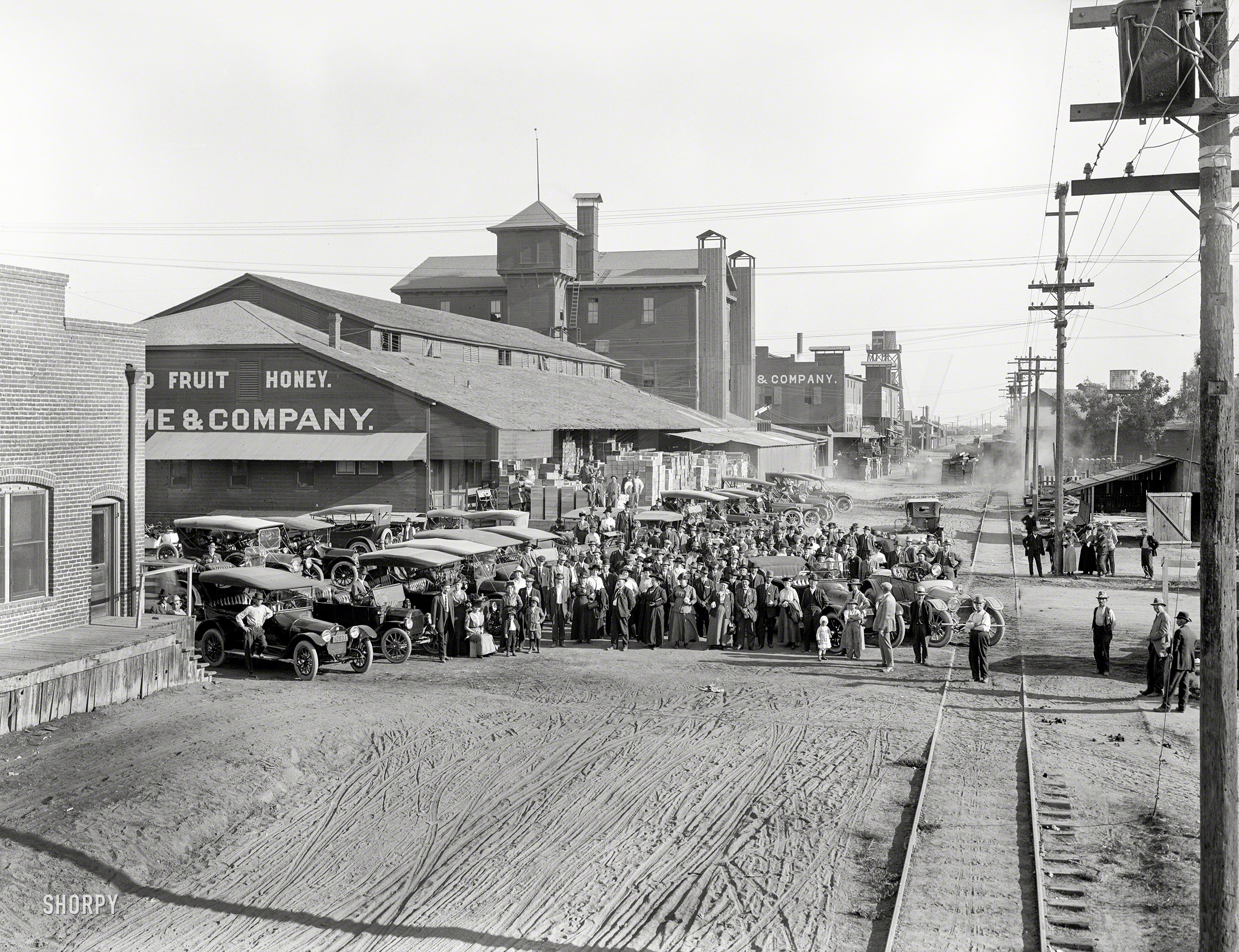 Fresno, California, circa 1915. "Auto tourists in Fruit Packing District." 8x6 glass negative by Howard Clinton Tibbitts, a San Francisco-based photographer who worked for the Southern Pacific railroad and its Sunset magazine. View full size.