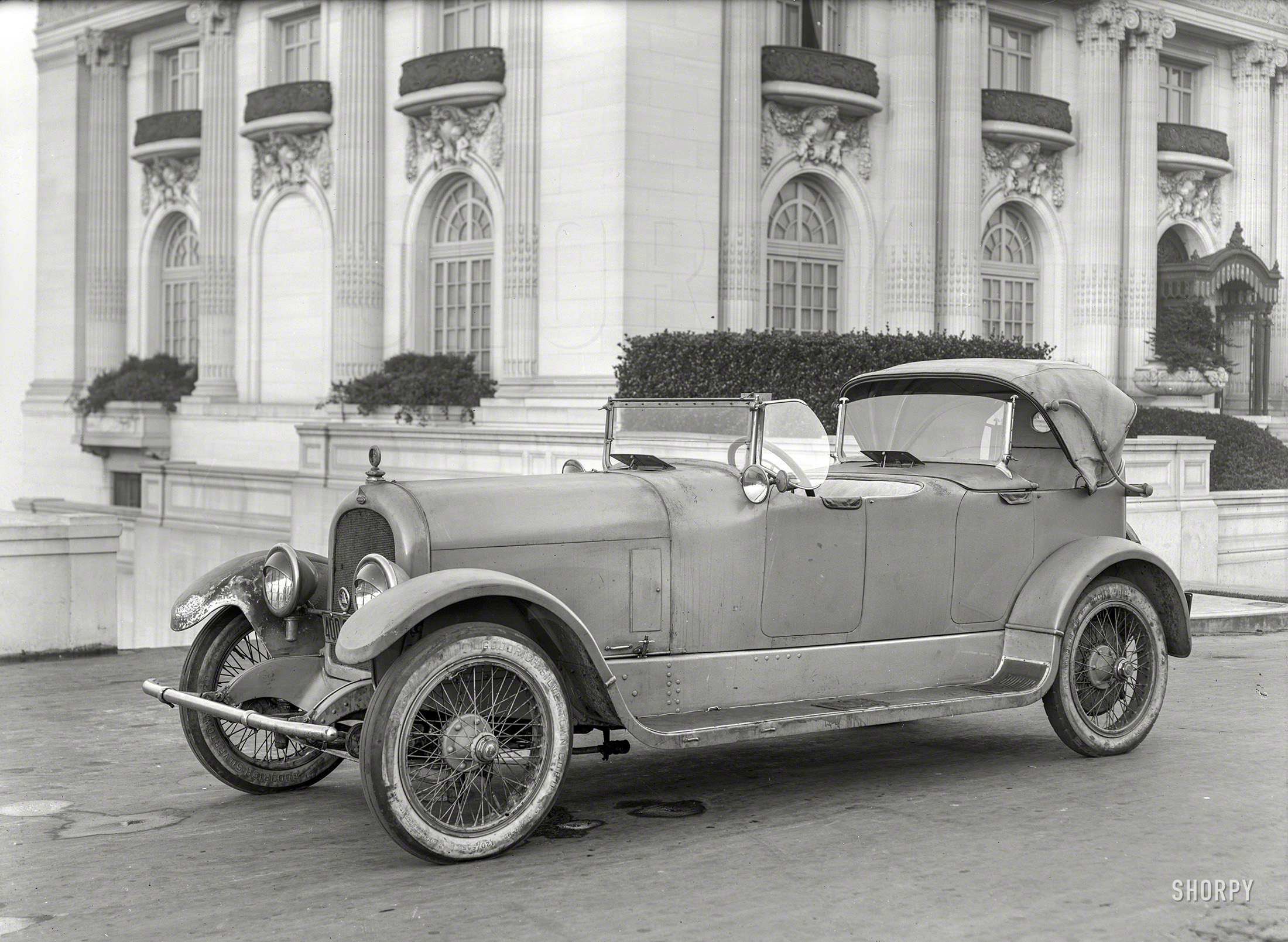 San Francisco circa 1921. "Marmon dual-cowl landaulet at Spreckels Mansion." A car that looks like it's been around the block a few times. Latest entry in the Shorpy Catalogue of Creaky Conveyances.  5x7 glass negative. View full size.