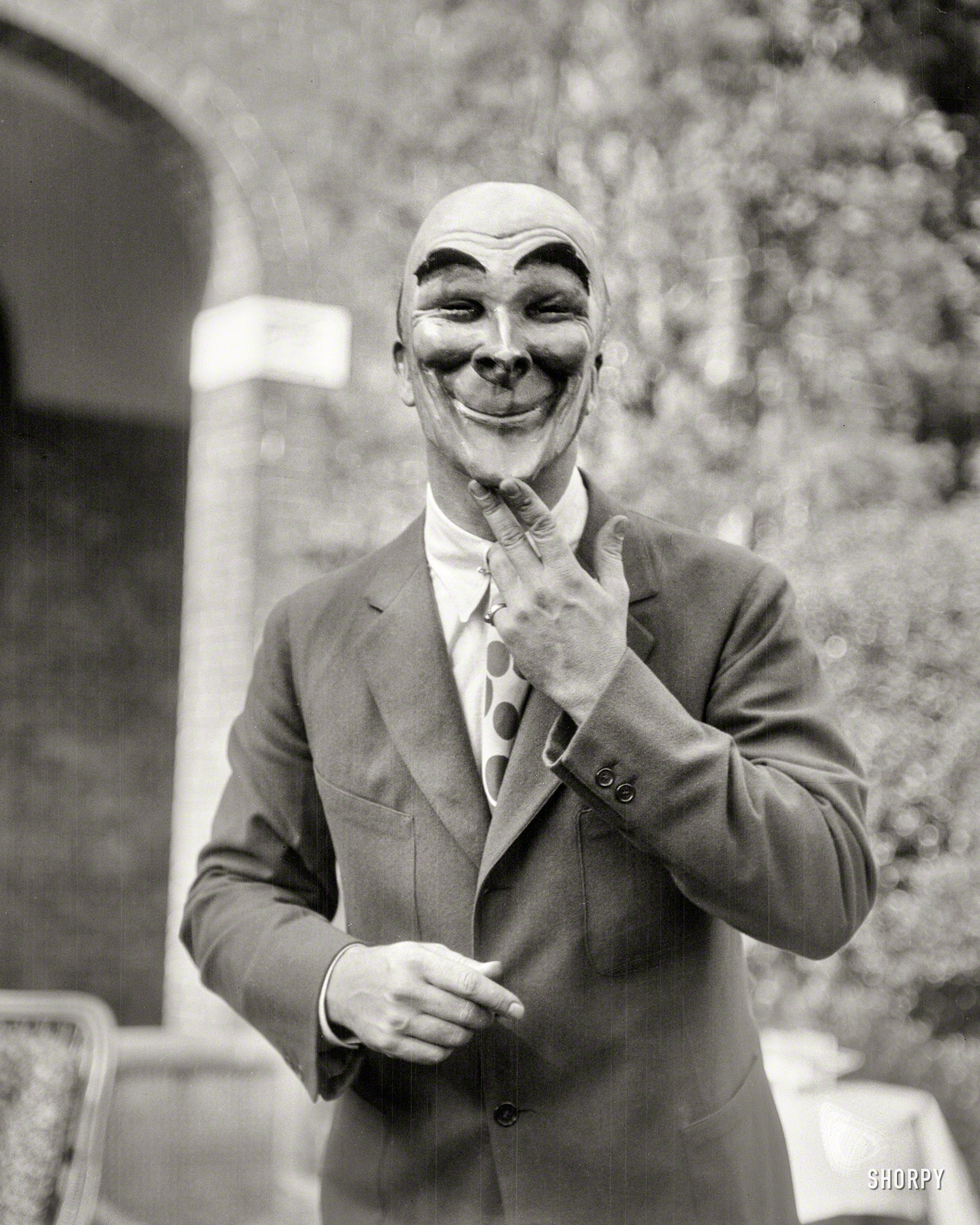 Sept. 20, 1925. "Man wearing a mask made by W.T. Benda." Our introduction to the creations of Polish-born artist and costume designer Wladyslaw Teodor Benda (1873-1948). 4x5 nitrate negative by Arnold Genthe. View full size.