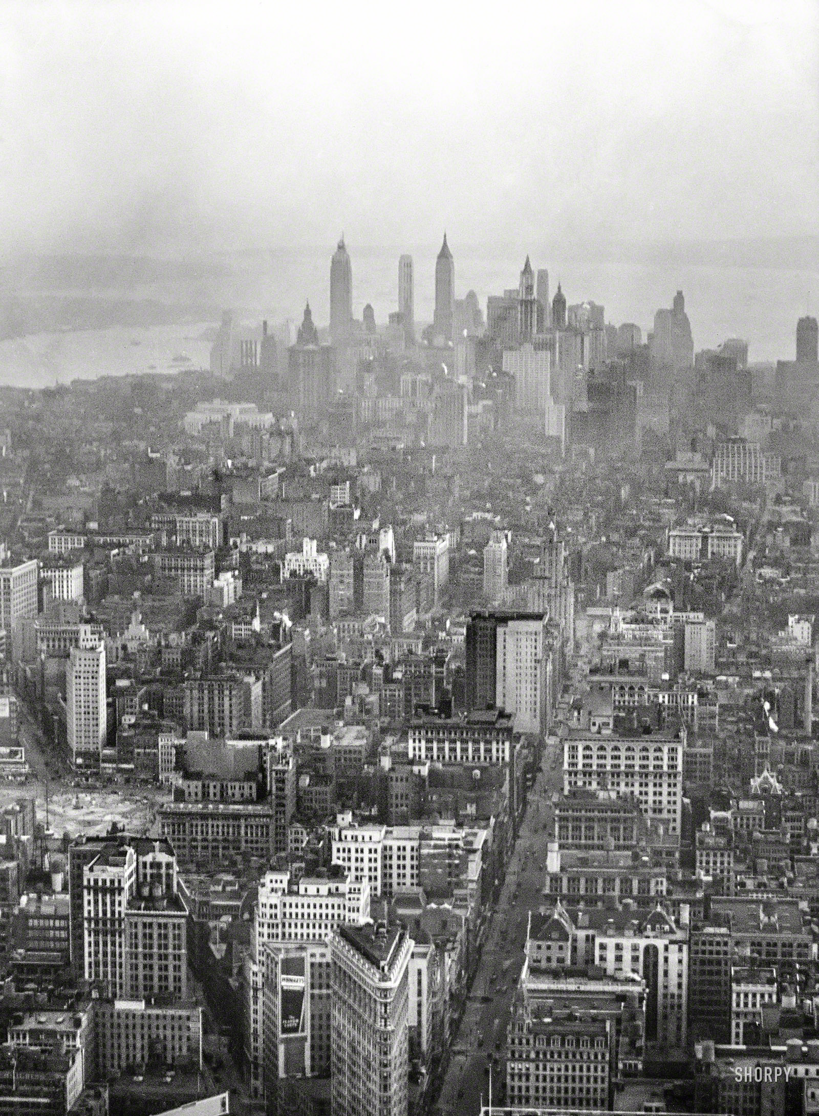 1932. "New York City views, skyline." Front-and-center is our old friend the Flatiron Building. 4x5 nitrate negative by Arnold Genthe. View full size.