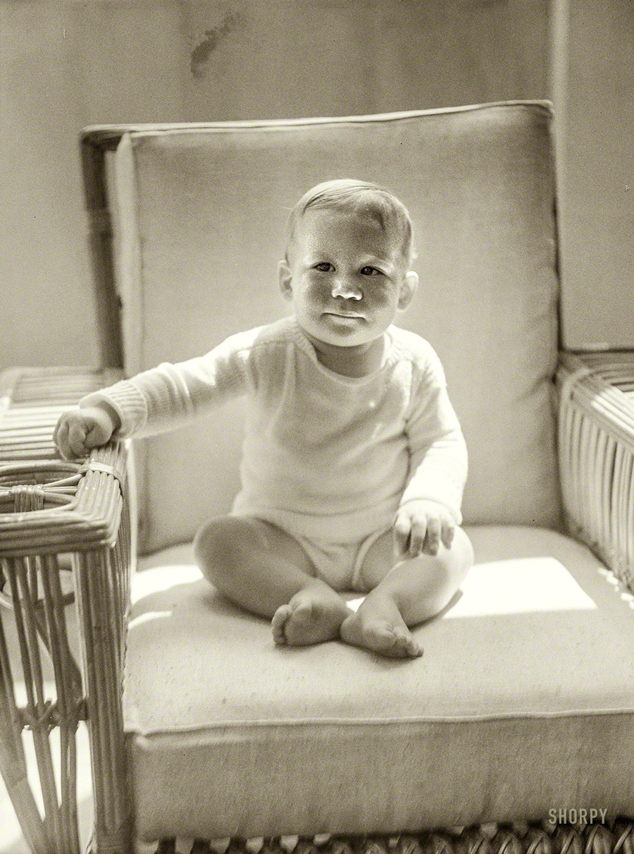 August 1933. "Muschenheim, Carl, Mrs., child of, portrait photograph." 4x5 nitrate negative by Arnold Genthe. View full size.