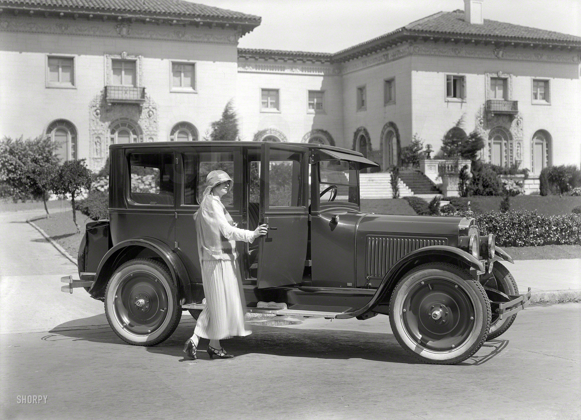 San Francisco circa 1924. "Oldsmobile sedan." Ready to waft Milady to her club luncheon or favorite speakeasy. 5x7 inch glass negative. View full size.