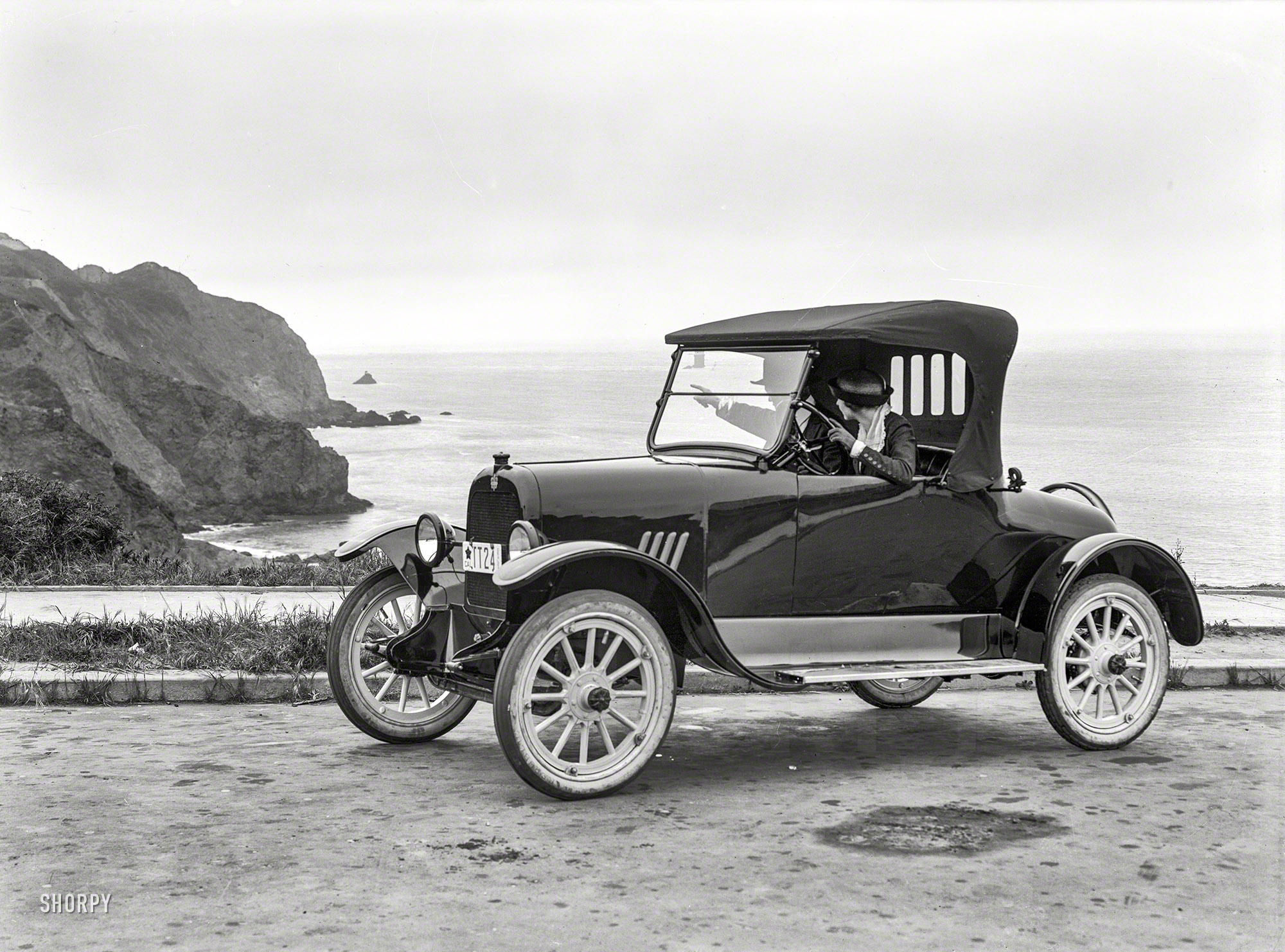San Francisco circa 1919. "Briscoe auto at Lands End." Latest entry in the Shorpy Dossier of Dead-Ends. 5x7 glass negative by Christopher Helin. View full size.