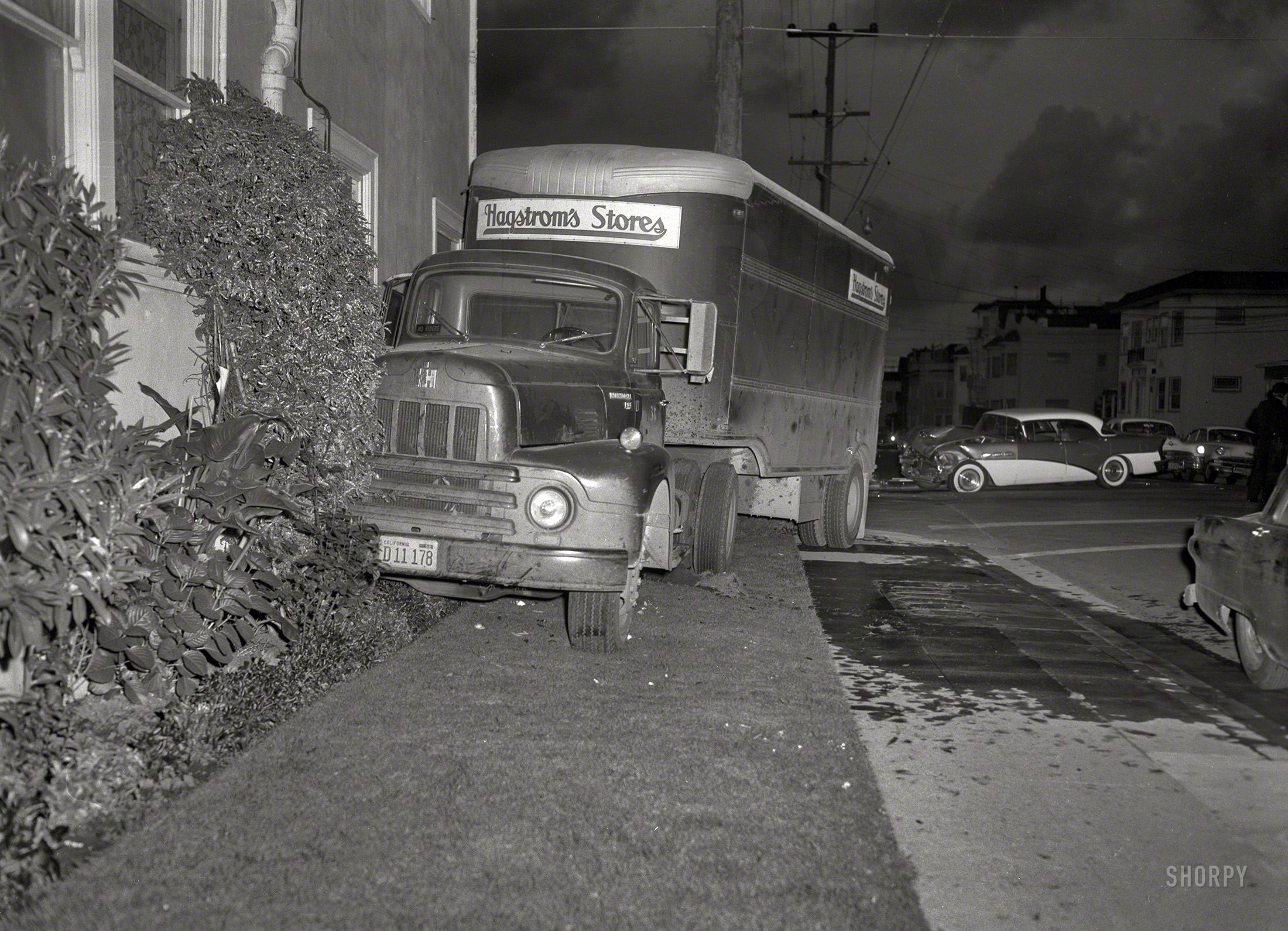 Oakland circa 1956 and another motoring mishap, with yet another guilty-looking Buick. 4x5 acetate negative from the News Photo Archive. View full size.