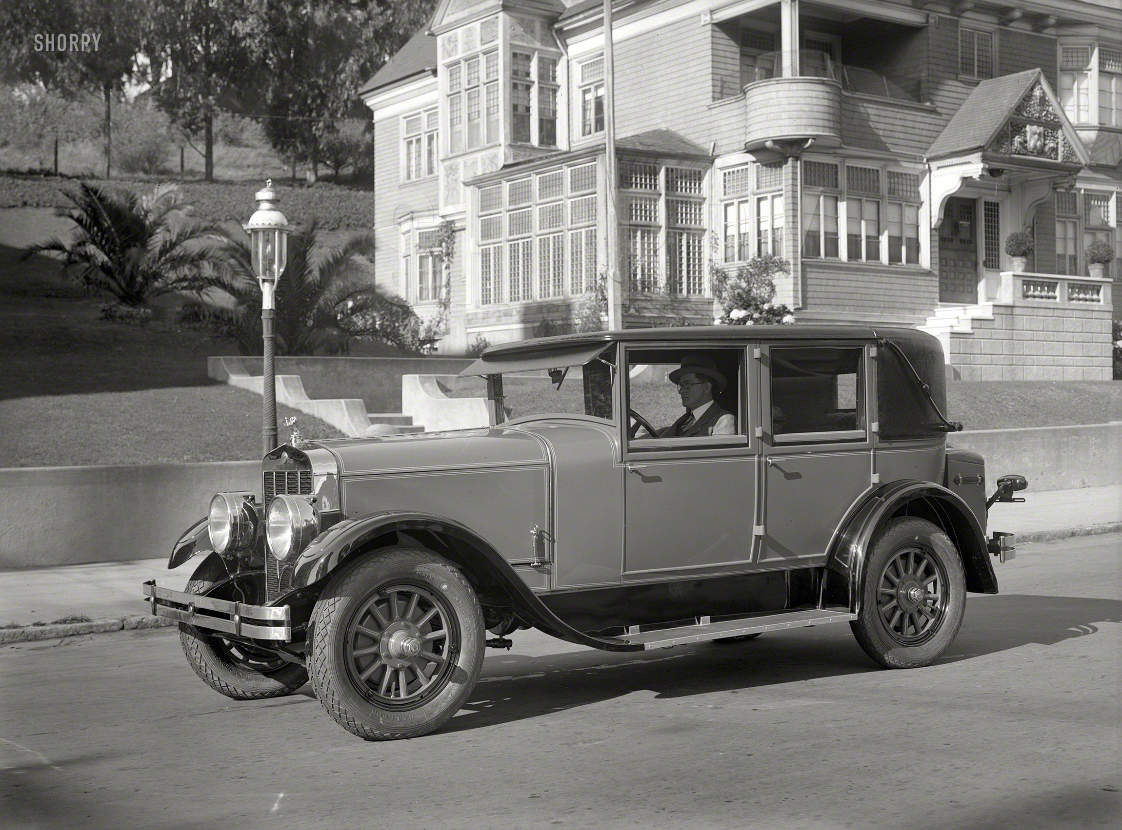 "Franklin sedan, San Francisco, 1927." An upscale auto parked outside an imposing home whose balcony seems to have been modified for keeping chickens or children. 5x7 glass inch negative by Christopher Helin. View full size.