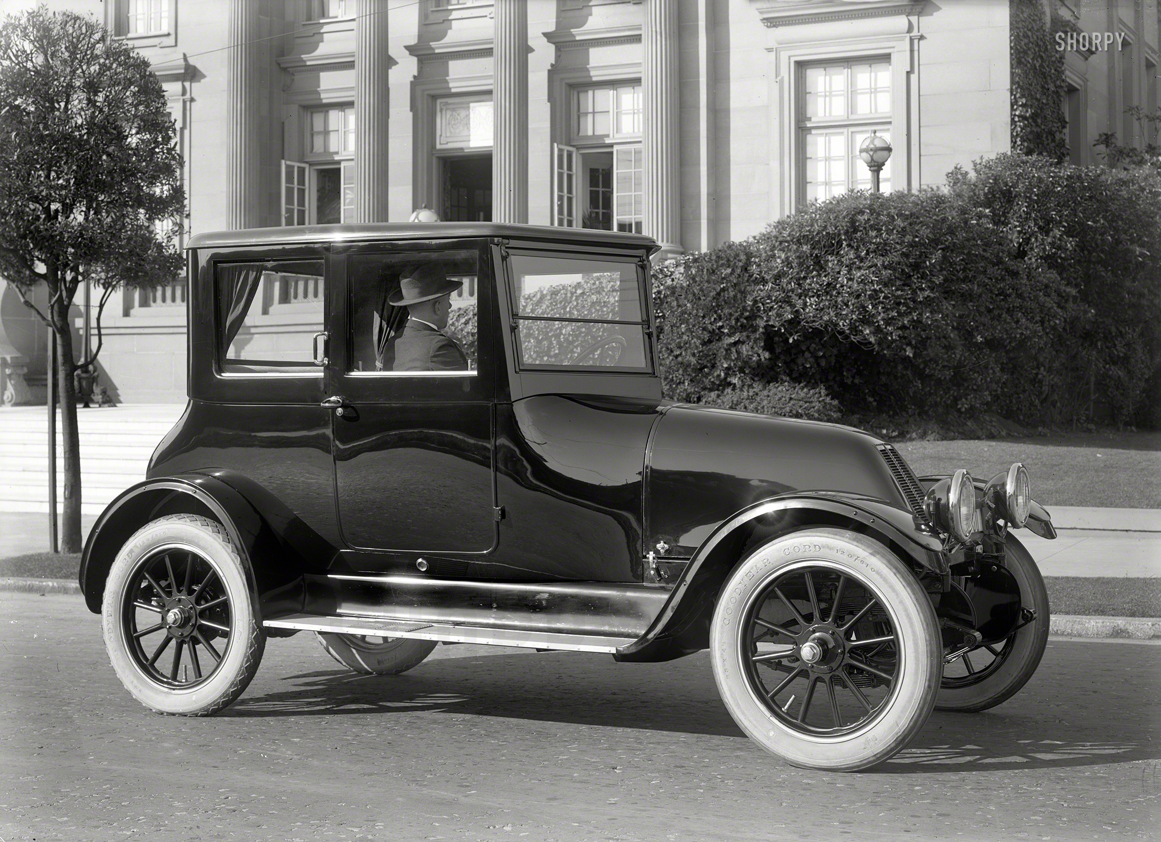 San Francisco circa 1919. "Franklin Brougham." A car with an air-cooled engine and unusual veed windshield. Latest entry in the Shorpy Catalog of Quirky Conveyances. 5x7 glass negative by Christopher Helin. View full size.