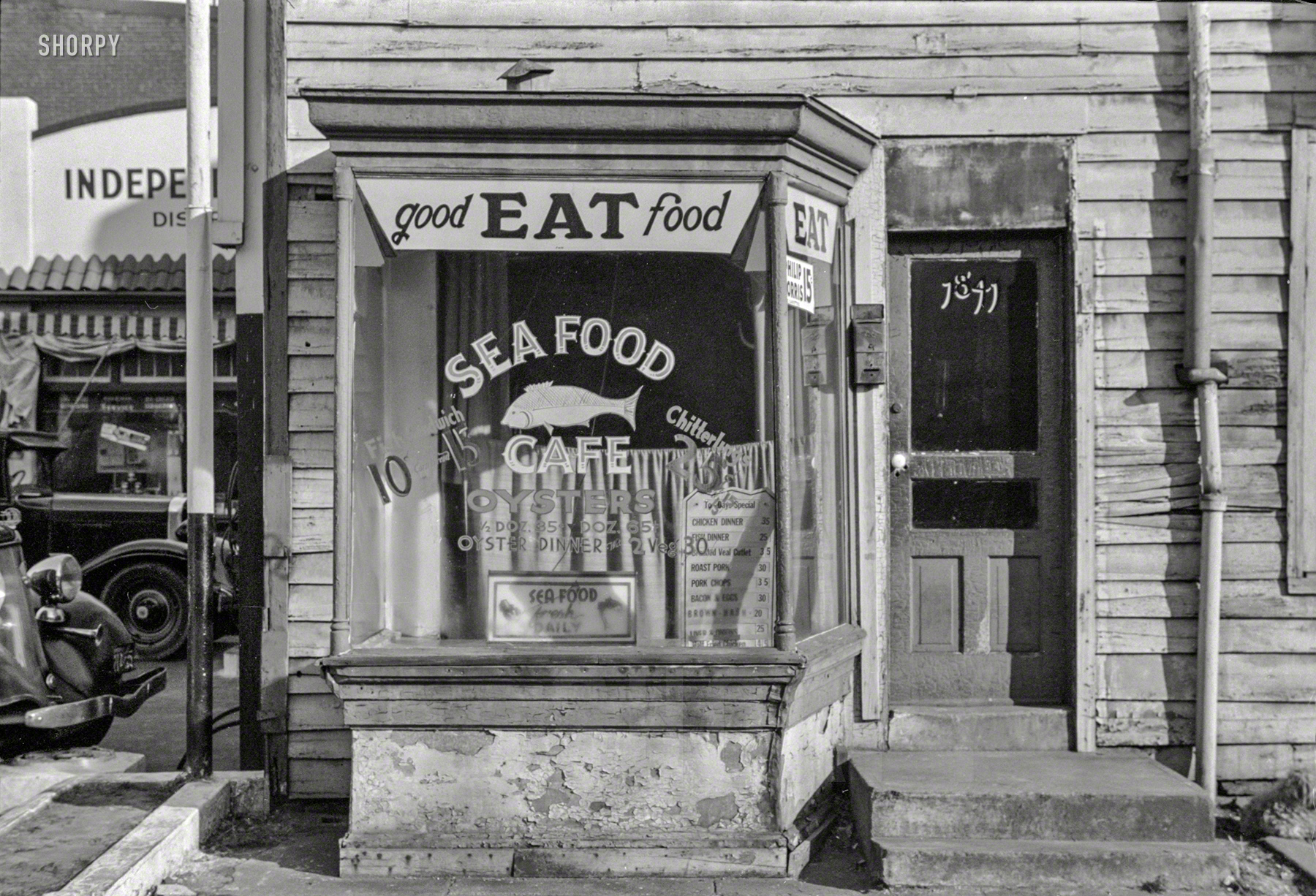 January 1938. Washington, D.C. "Cafe on L Street." Where the only thing flakier than our delicious biscuits is the peeling paint! 35mm nitrate negative by Russell Lee for the Resettlement Administration. View full size.