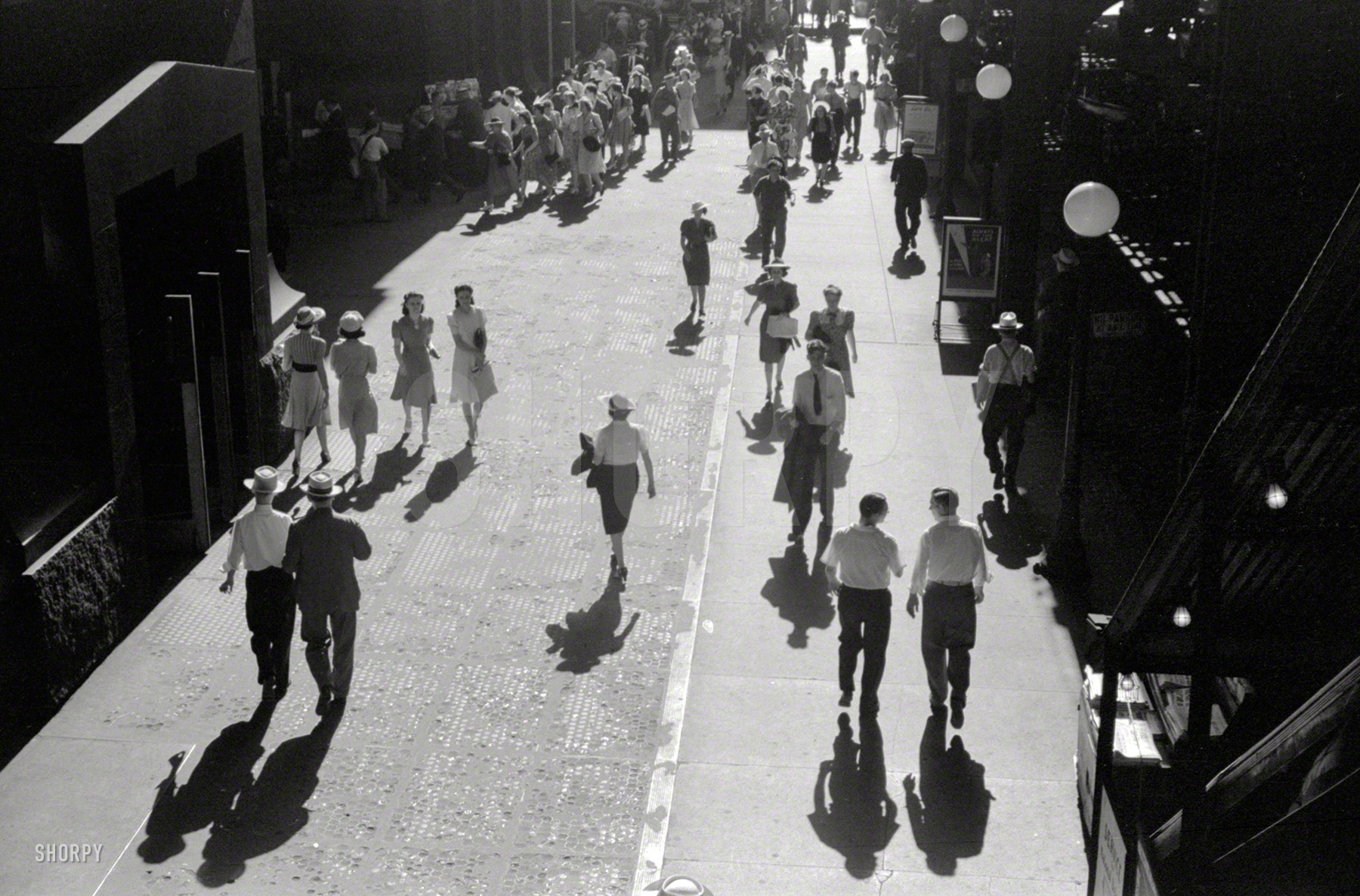 July 1941. "Five o'clock crowds, Chicago." Noir in the afternoon. 35mm nitrate negative by John Vachon for the Resettlement Administration. View full size.