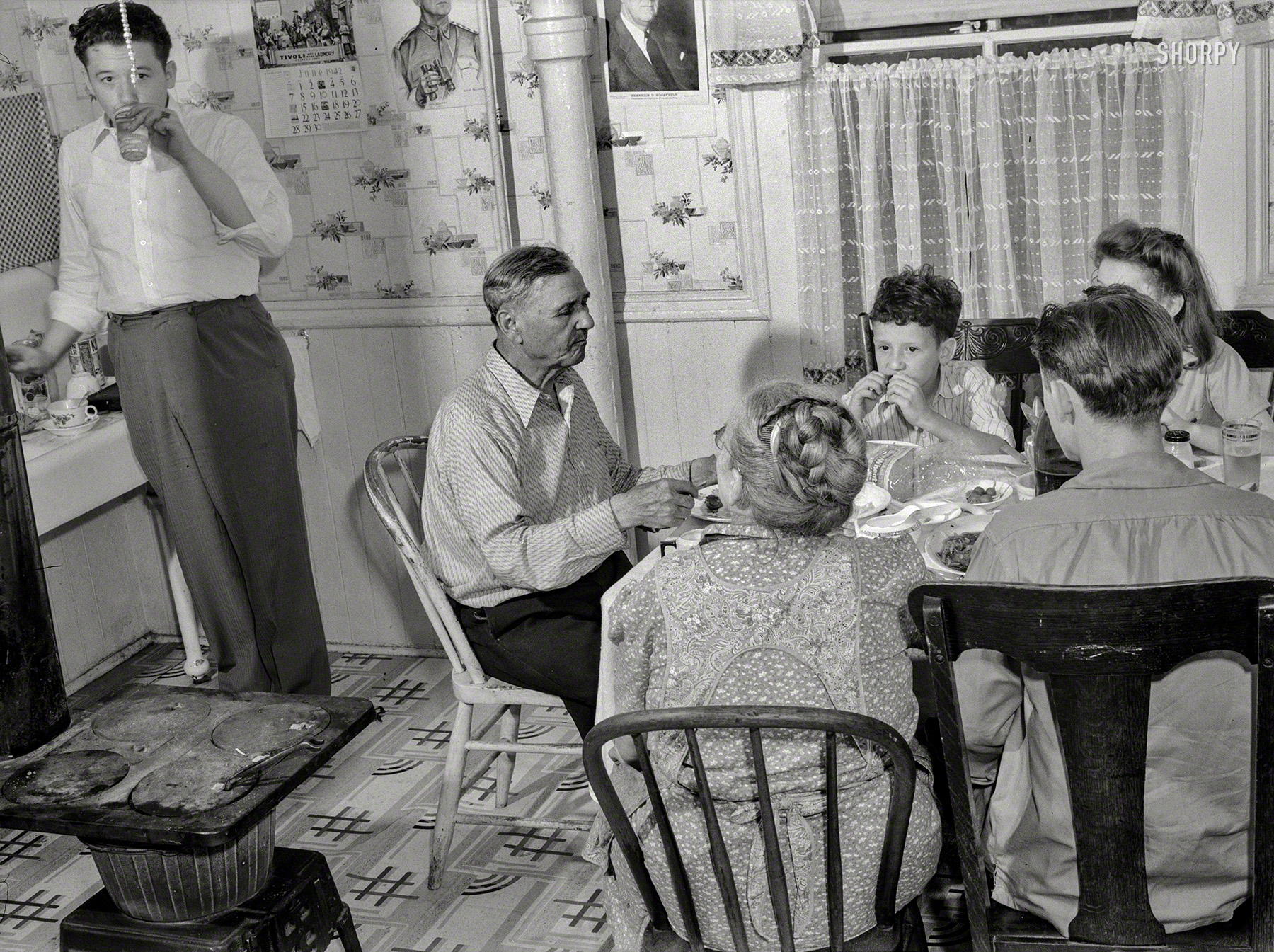 June 1942. Meanwhile, back in Chicago, we return to the Kassalo family kitchen for a another helping of "American as the Smiths and Joneses." Photo by Ann Rosener for the Office of War Information. View full size.