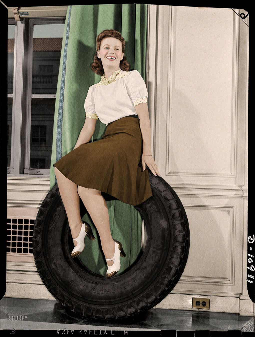 Shorpy Historical Picture Archive :: On a Roll (Colorized): 1942 high