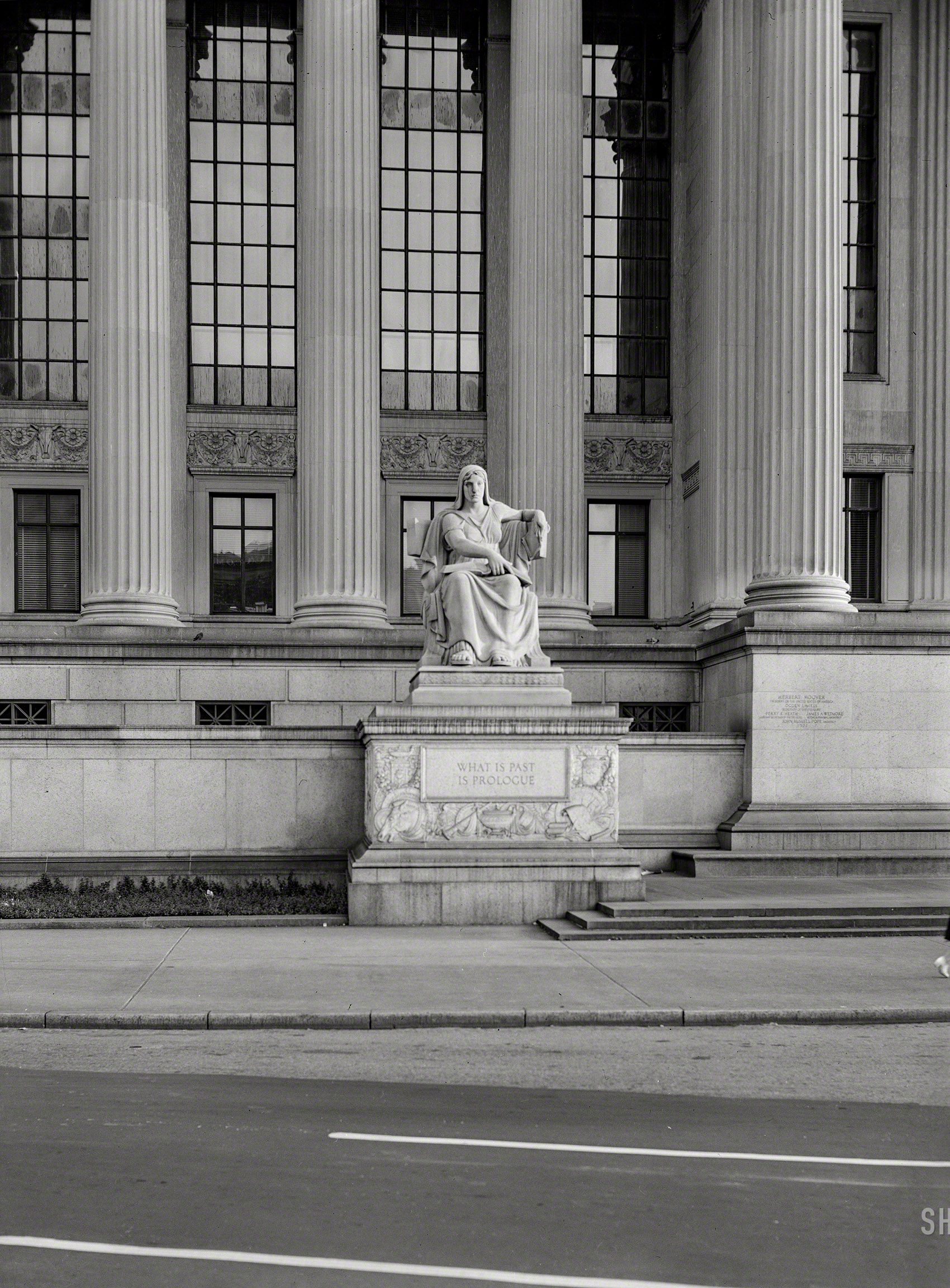 May 1942. Washington, D.C. "Statue at the Pennsylvania Avenue entrance to the National Archives." Acetate negative by John Ferrell for the Office of War Information. View full size.