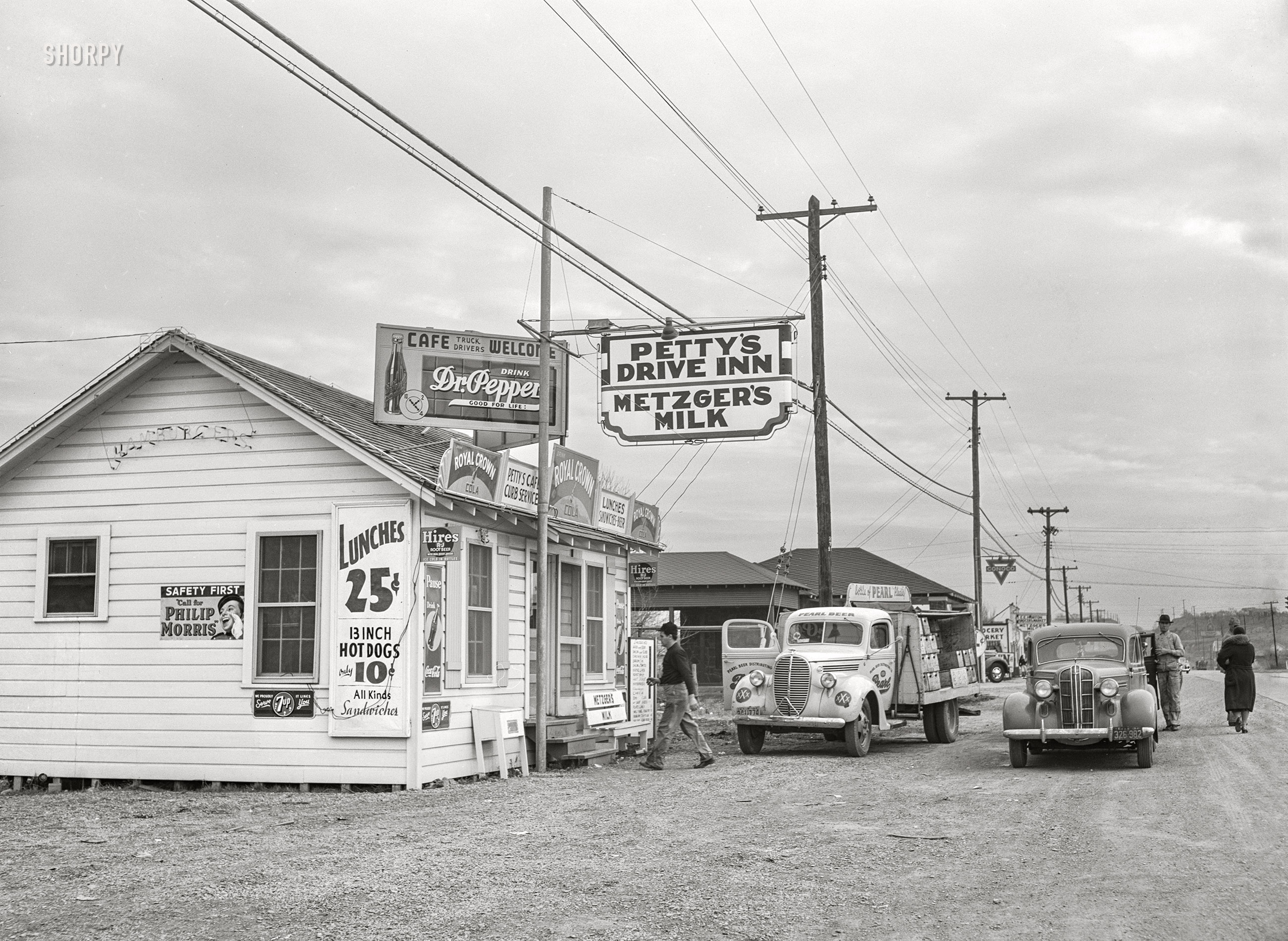 January 1942. "Roadside stand -- U.S. Highway 80, Texas, between Dallas and Fort Worth." Acetate negative by Arthur Rothstein for the Office of War Information. View full size.
