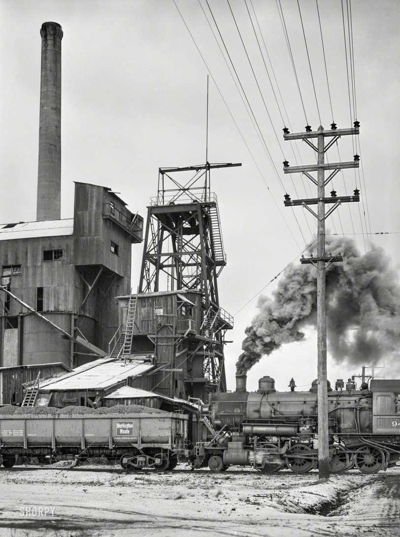 January 1939. "West Mine, West Frankfort, Illinois. Now abandoned. This mine has been down about a year." Photo by Arthur Rothstein. View full size.
