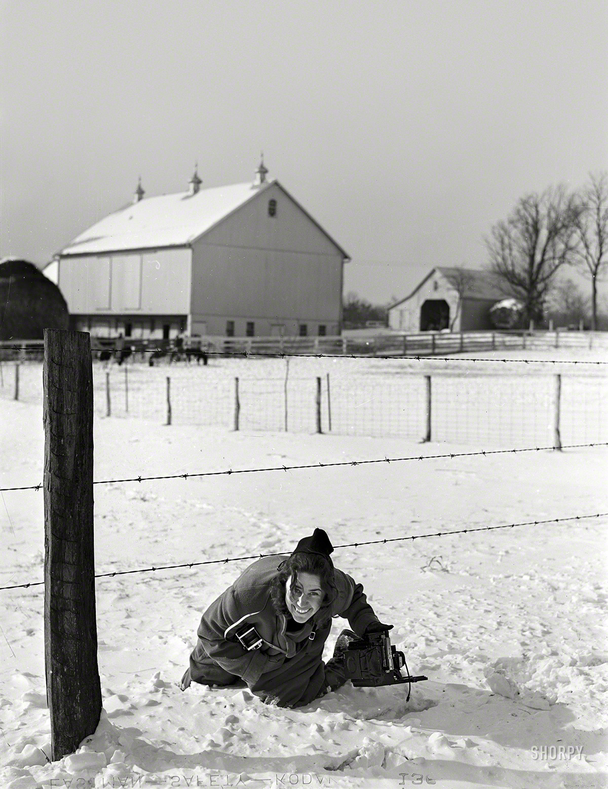 January 1940. "Marion Post Wolcott with Ikoflex and Speed Graphic in hand in Montgomery County, Maryland." Medium format acetate negative by Arthur Rothstein for the Farm Security Administration. View full size.