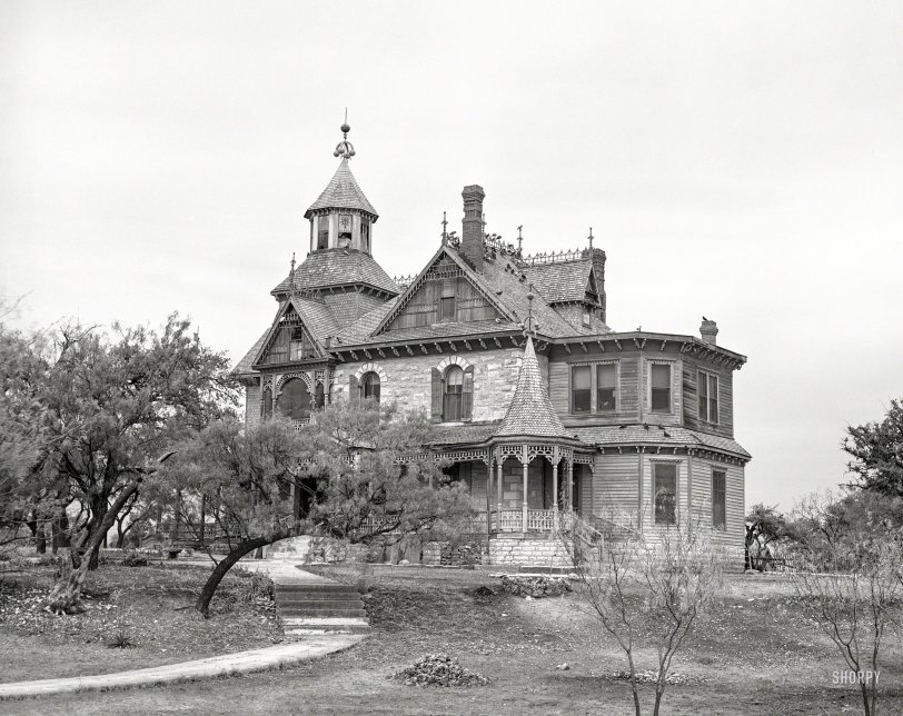 November 1939. "Old mansion in Comanche, Texas." Our second look at the pigeon roost otherwise known as Oakland Heights, last seen here. Photo by Russell Lee for the Farm Security Administration. View full size.
