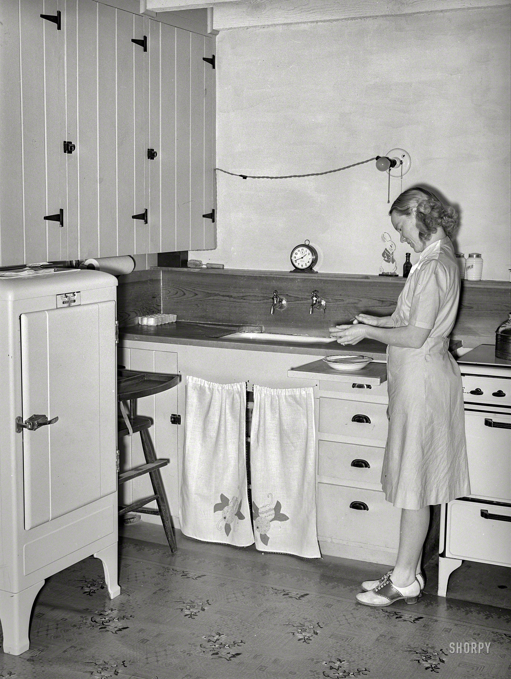 May 1940. "Wife of member of the Arizona part-time farms. Chandler Unit, Maricopa County, Arizona, in the kitchen of her apartment on the project." The lady last seen here. Medium format negative by Russell Lee. View full size.