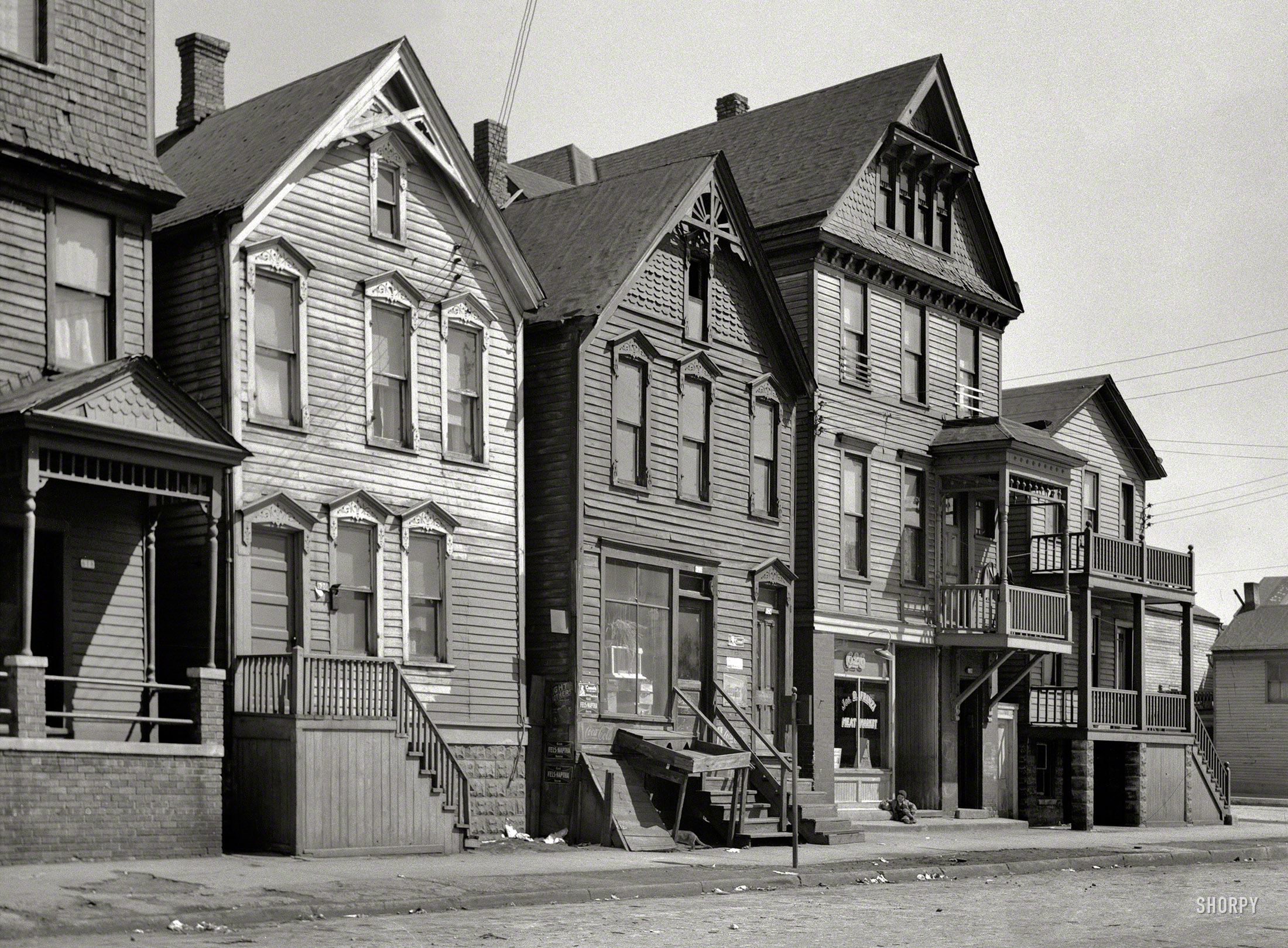 April 1936. "Group of houses in 600 block on East Detroit Street. Milwaukee, Wisconsin." Plus: One kid, one cat and the Joseph D. Frinzi meat market. Photo by Carl Mydans for the Resettlement Administration. View full size.