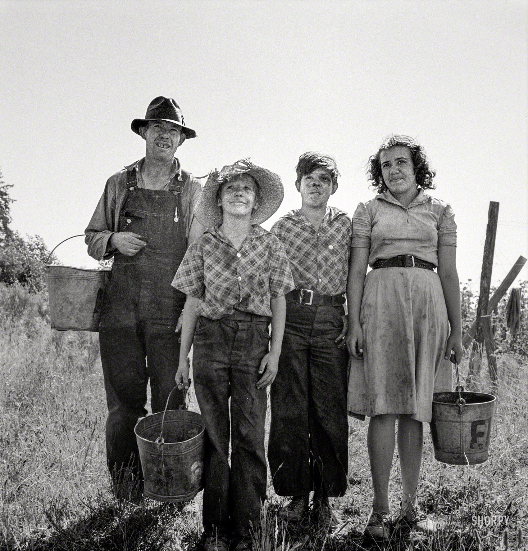 August 1939. "Marion County, Oregon, near West Stayton. Father and children came from Albany, Oregon, for a season's work in the beans." Photo by Dorothea Lange for the Resettlement Administration. View full size.