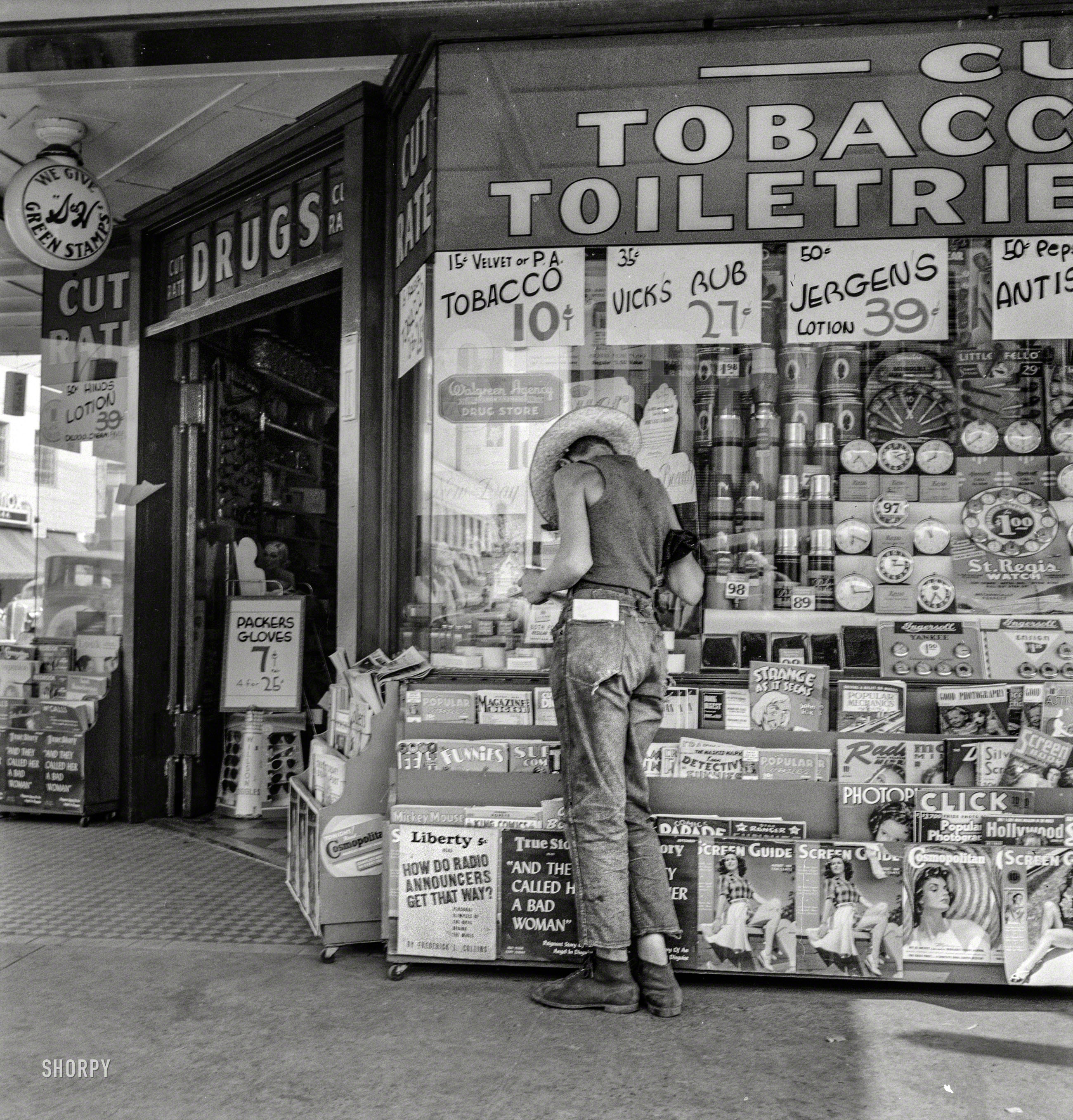 August 1939. "Medford, Oregon. Half-grown farm boy on main drugstore corner in town." Not quite Lana Turner at Schwab's, even if the photographer is Dorothea Lange. Hey kid, your 15 minutes starts right ... now. View full size.