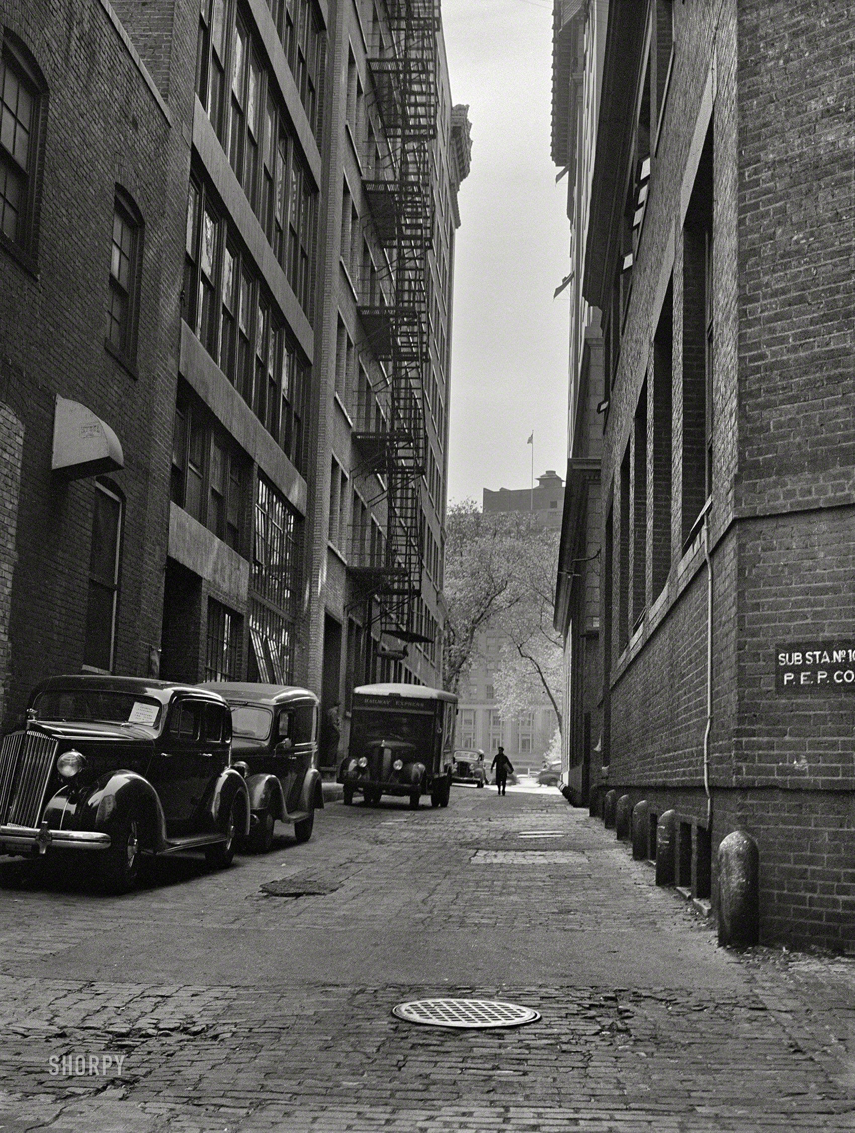 May 1939. Washington, D.C. "Alleyway [Zei Alley] between H, I, 14th and 15th streets N.W."  Medium format acetate negative, photographer unknown. View full size.