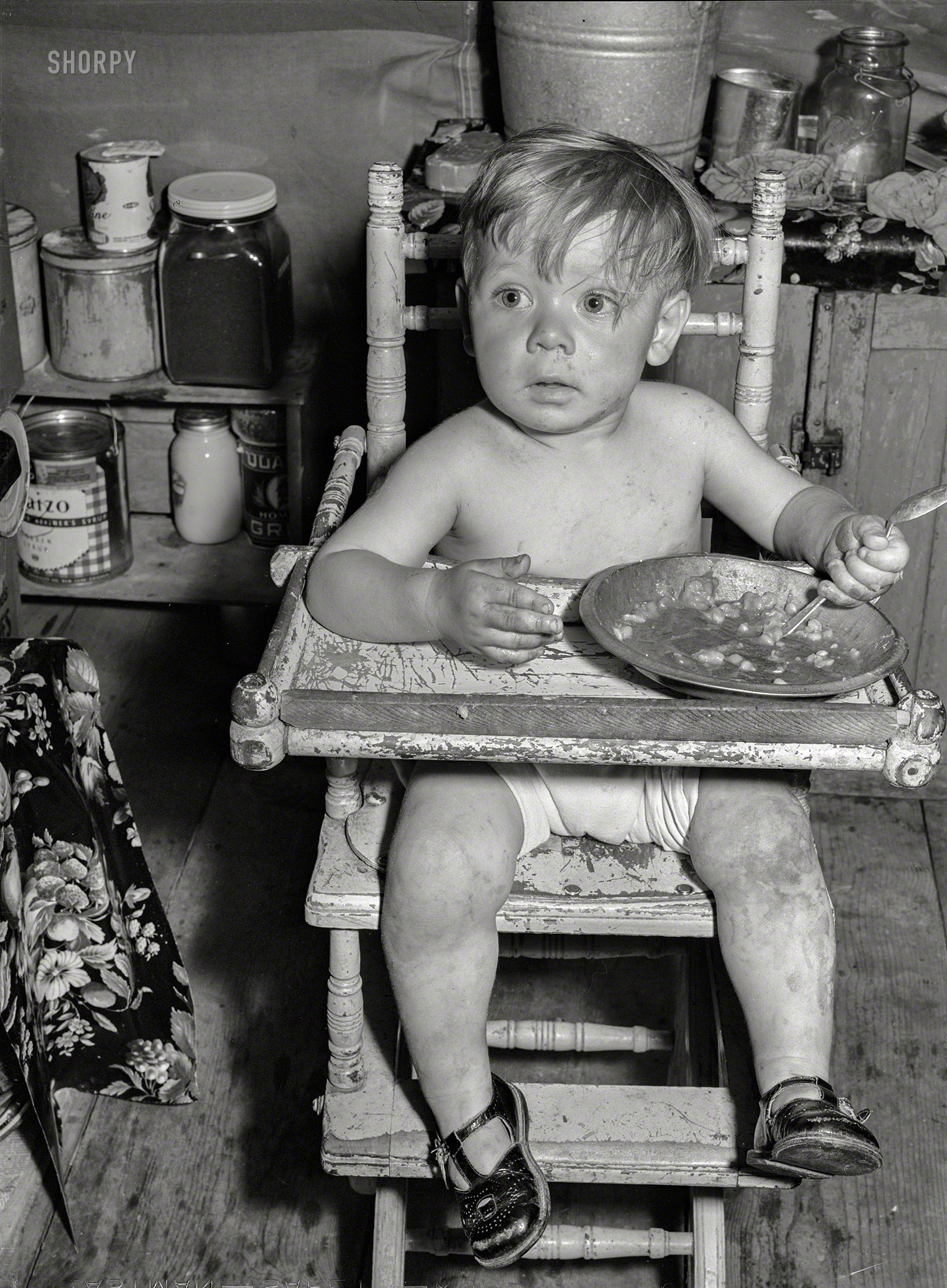 May 1941. "Child at FSA migratory labor camp mobile unit. Wilder, Idaho." Photo by Russell Lee for the Farm Security Administration. View full size.