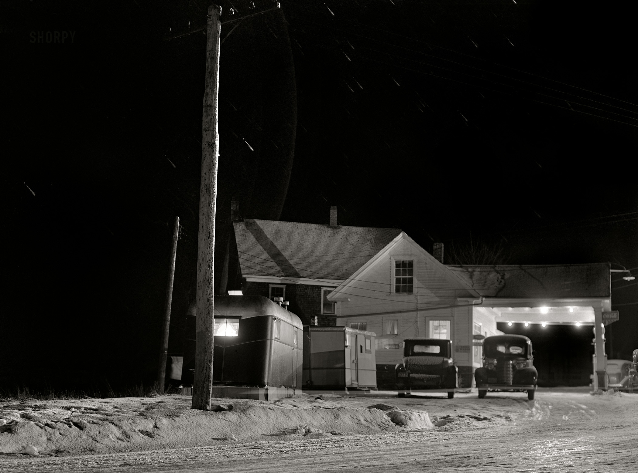 December 1940. "Trailer parked near service station. Bath, Maine." Medium format acetate negative by Jack Delano for the Farm Security Administration. View full size.