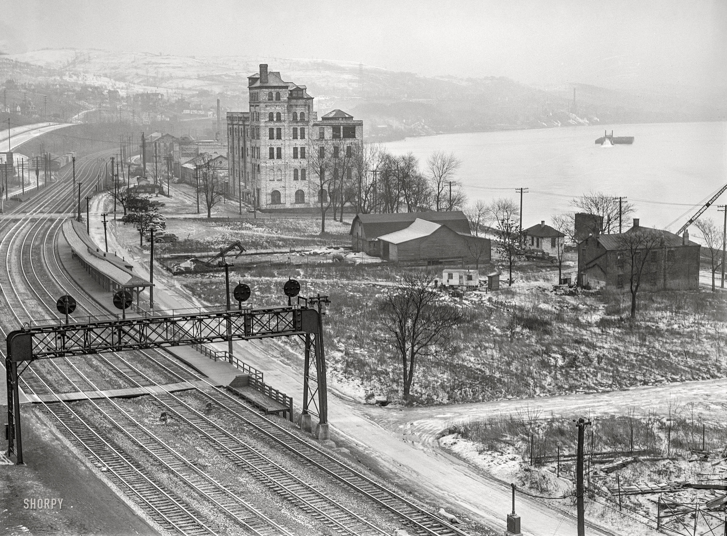 January 1941. "A section of Rochester, Pennsylvania, on the Ohio River. Photographs show Ohio River town in western Pennsylvania -- bridges, houseboats, coal barges, railroad yards. Abandoned stove and glass works. Automobile graveyard. Cemetery and gravedigger. Substandard housing occupied by Negroes." Photo by Jack Delano for the FSA. View full size.