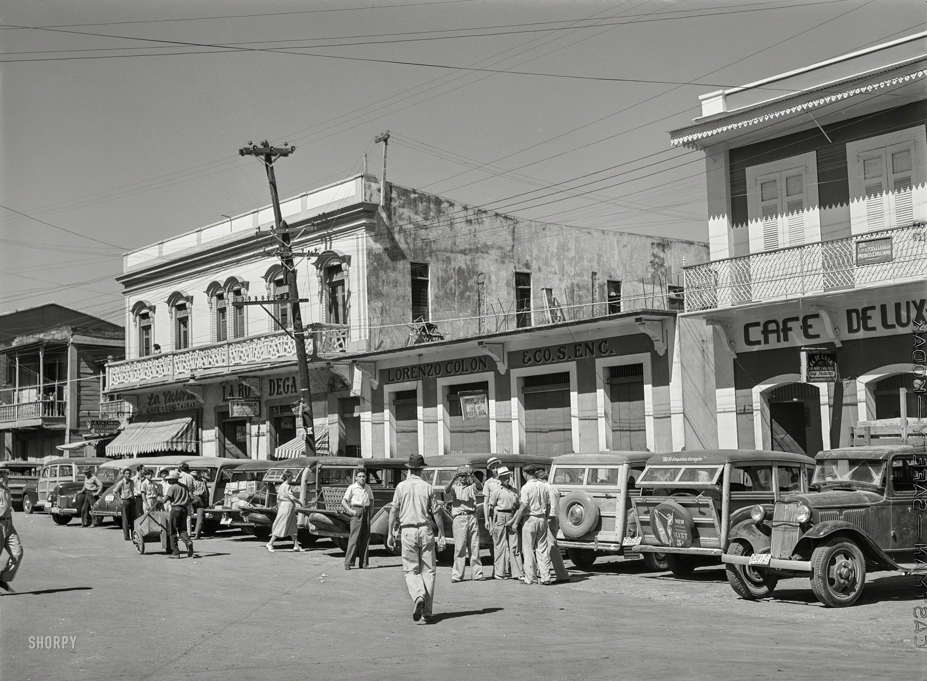 January 1942. "Arecibo, Puerto Rico. A row of station wagons or 'publicos' waiting for loads and passengers." Acetate negative by Jack Delano. View full size.