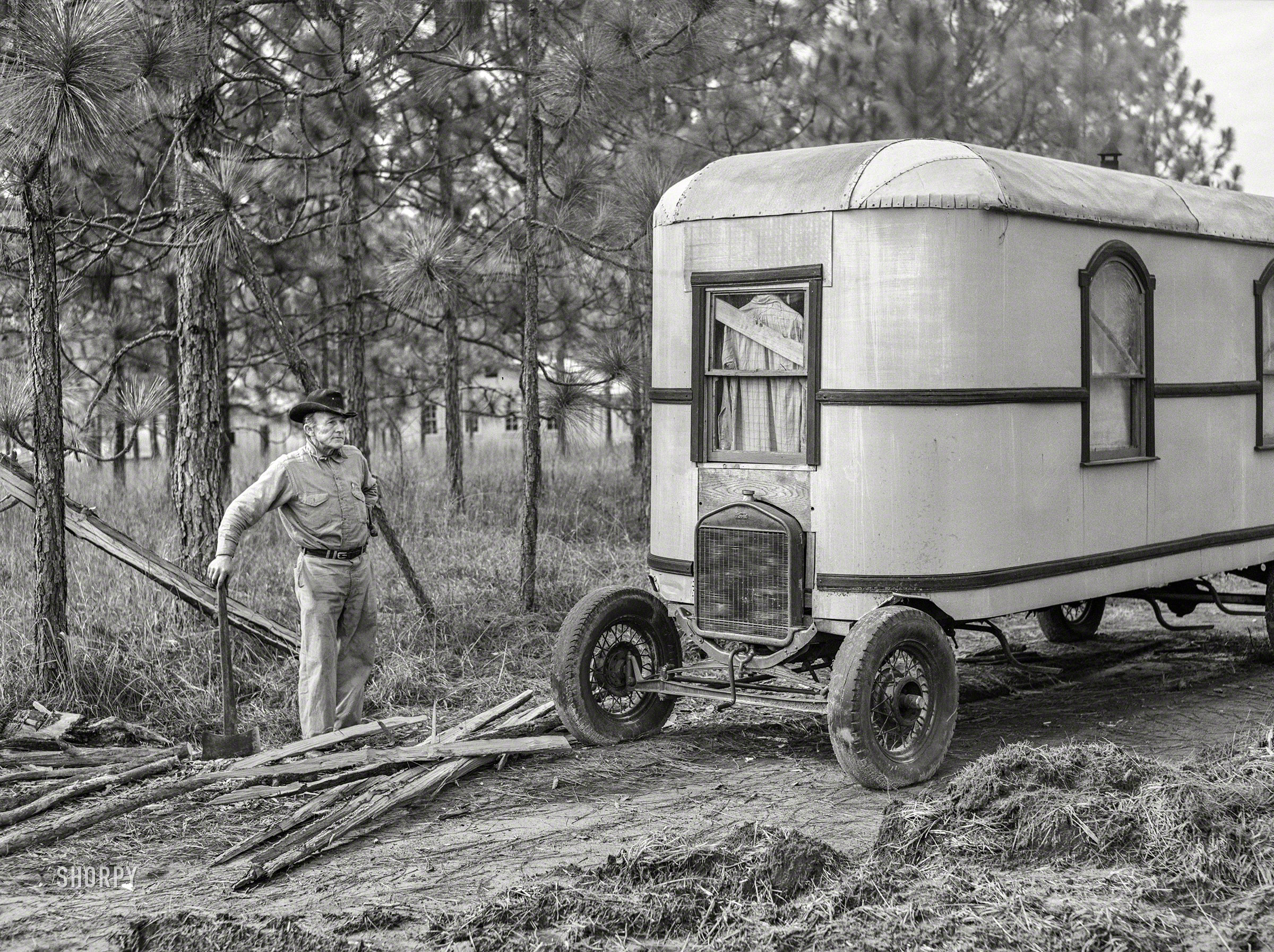 December 1940. Alexandria, Louisiana. "Construction worker's trailer (home-made house car). He has a job at Camp Livingston." Acetate negative by Marion Post Wolcott. View full size.