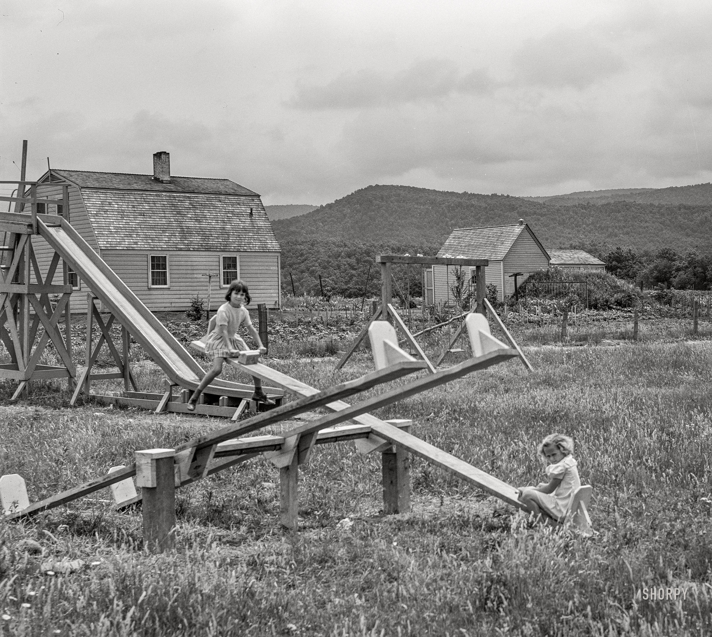 June 1939. "Children playing -- Tygart Valley Homesteads, West Virginia." Medium format acetate negative by John Vachon for the Resettlement Administration. View full size.
